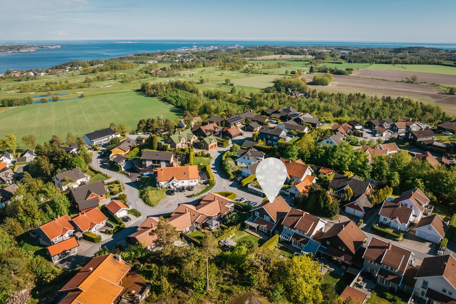 Beliggenheten er meget attraktiv, i trygge og rolige omgivelser med flotte turmuligheter sommer som vinter. Galleribilde