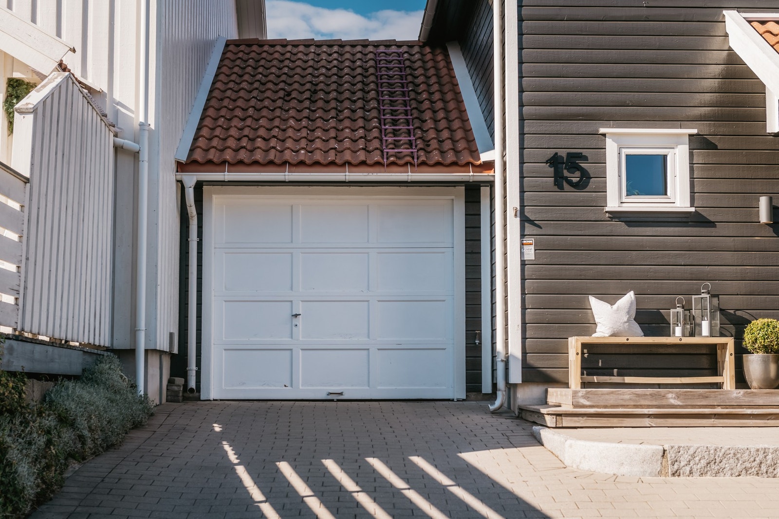 Garasjen måler ca. 23 kvm, er tilknyttet en bod og har gjennomgang til hagen på baksiden av boligen. Galleribilde