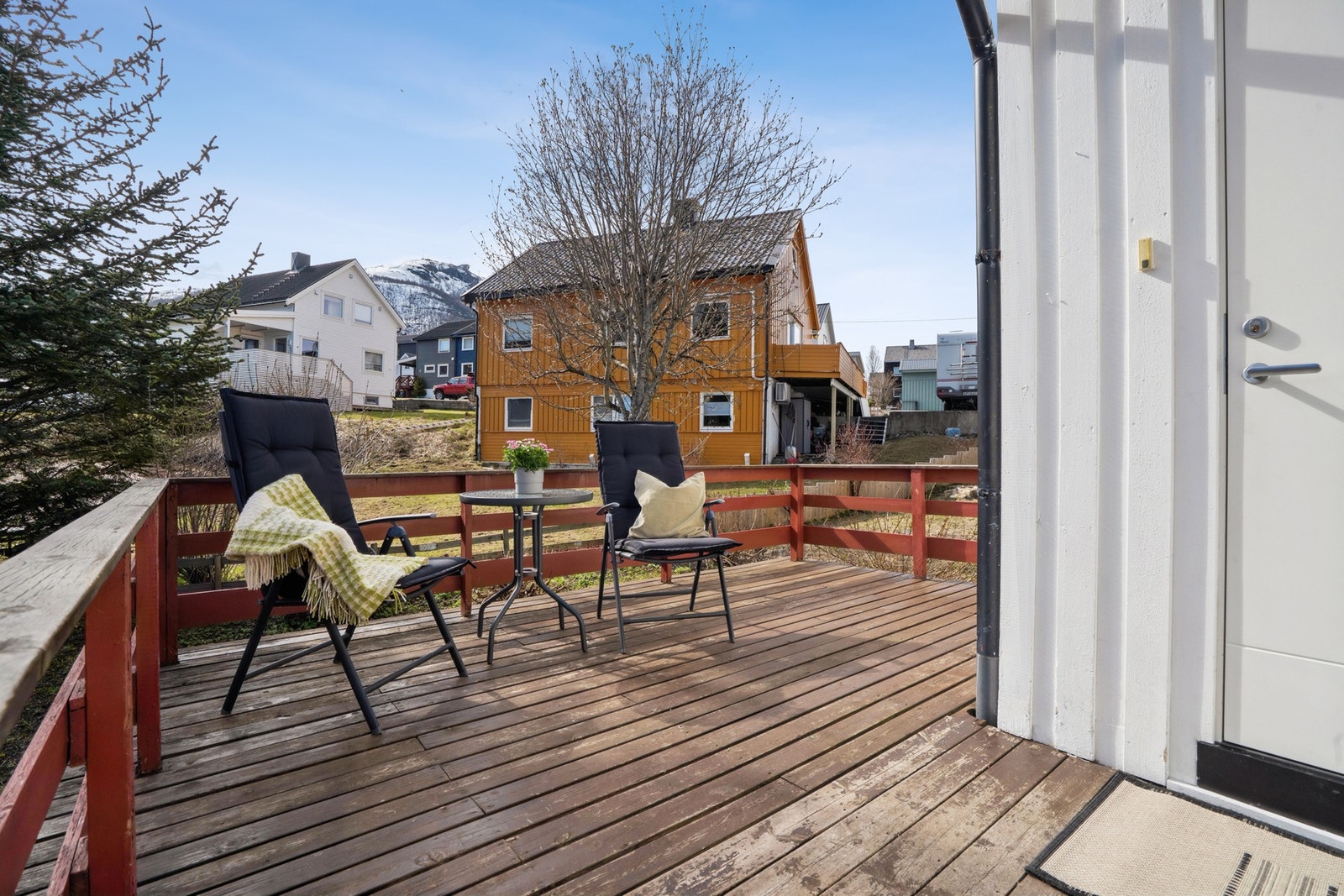Romslig terrasse med direkte utgang fra entréen, med god plass til utemøbler. Galleribilde