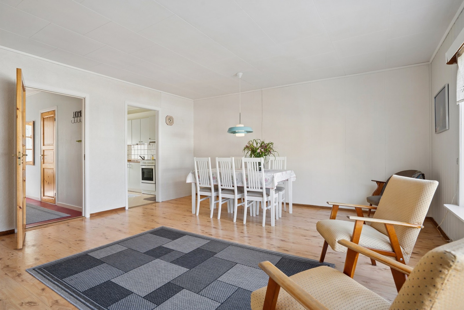 Stuen har god plass til både spisebord og sofagruppe. Galleribilde