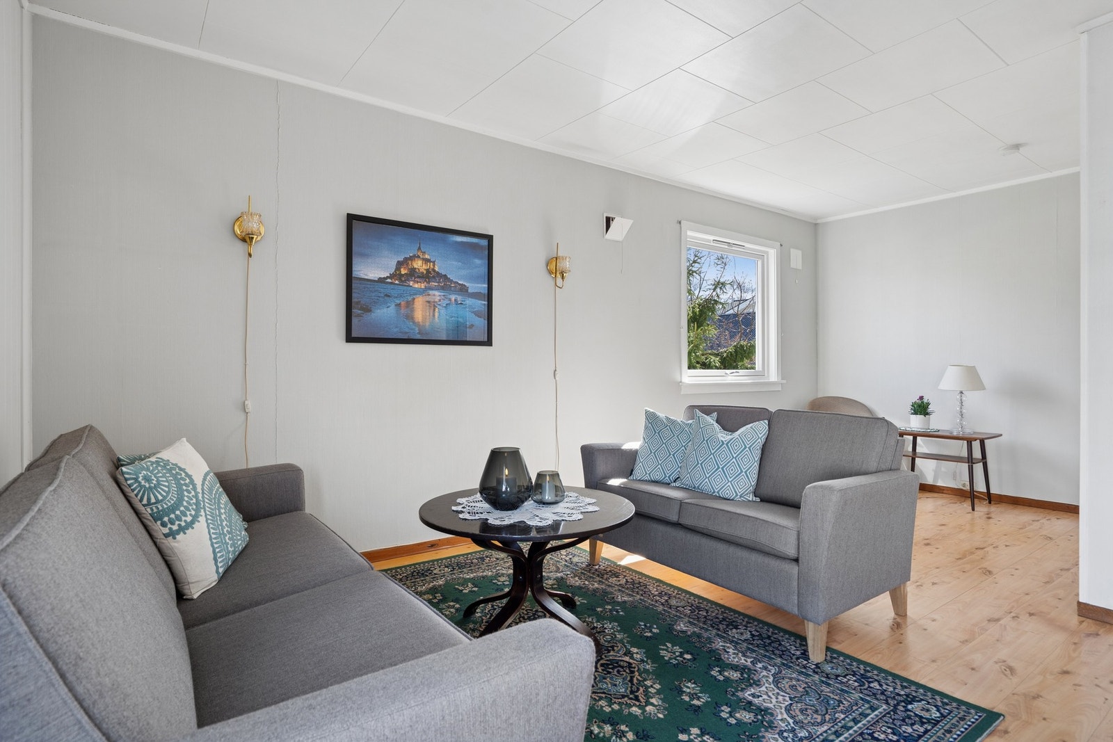 En hyggelig krok i stuen med plass for en mindre sittegruppe. Galleribilde