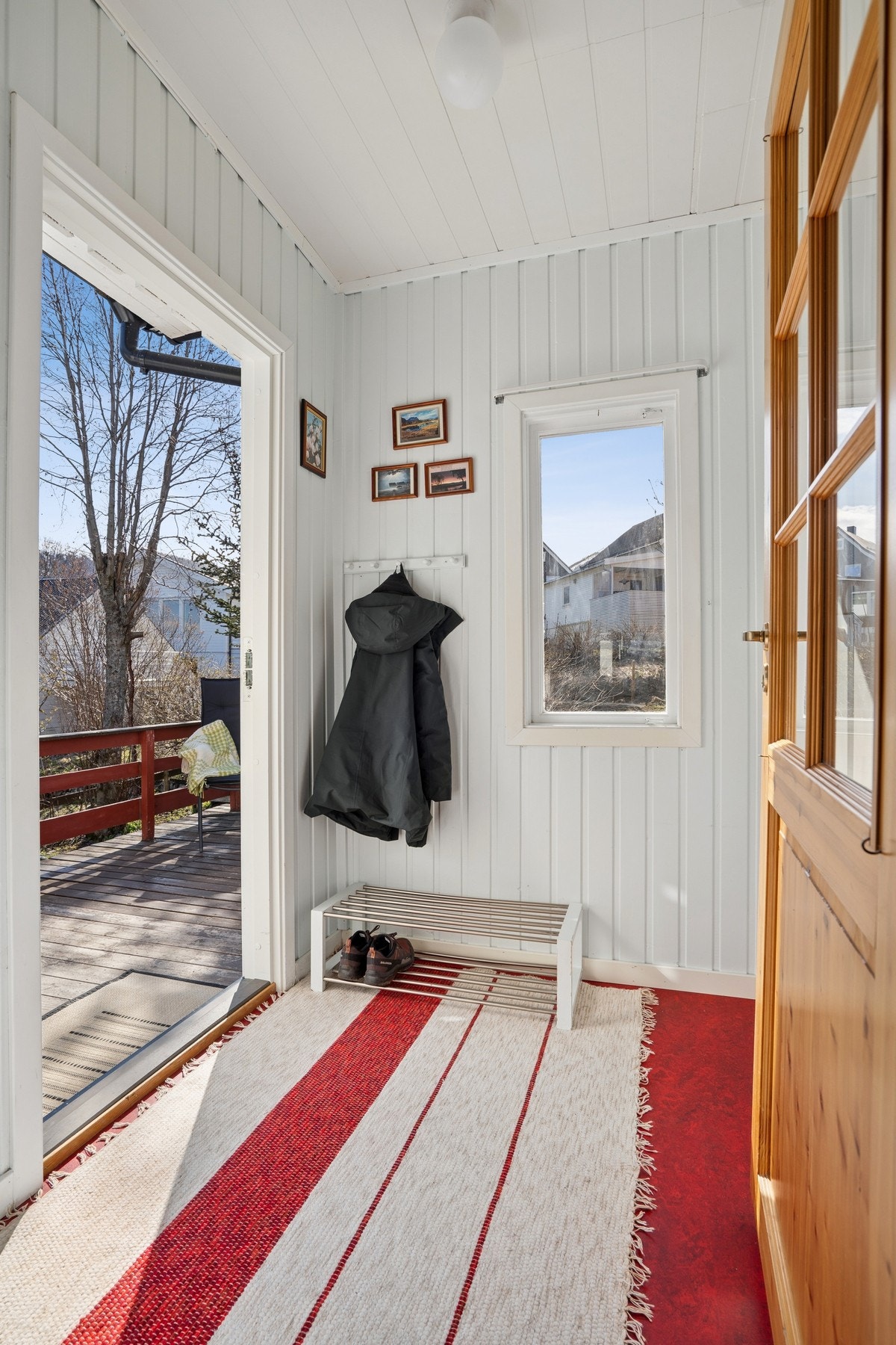 Lys entré med adkomst til verandaen og videre inn i boligen. Galleribilde