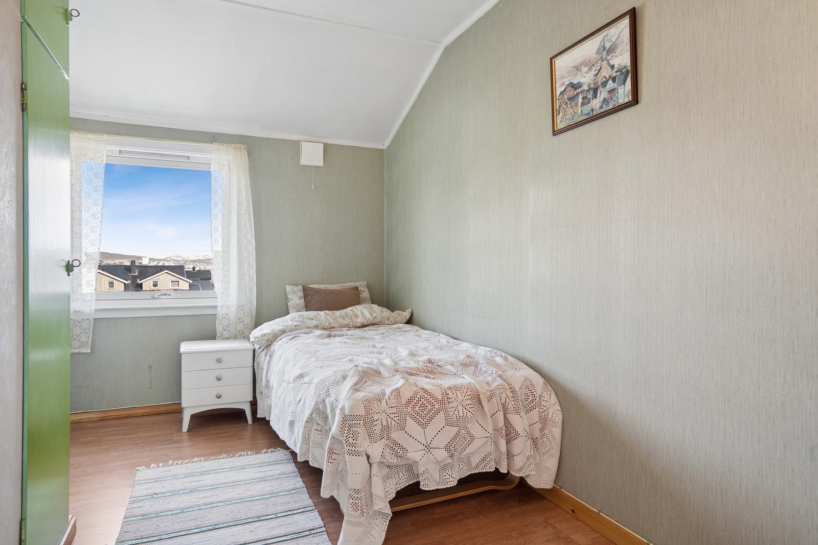 Soverom med plass til seng og oppbevaring. Galleribilde