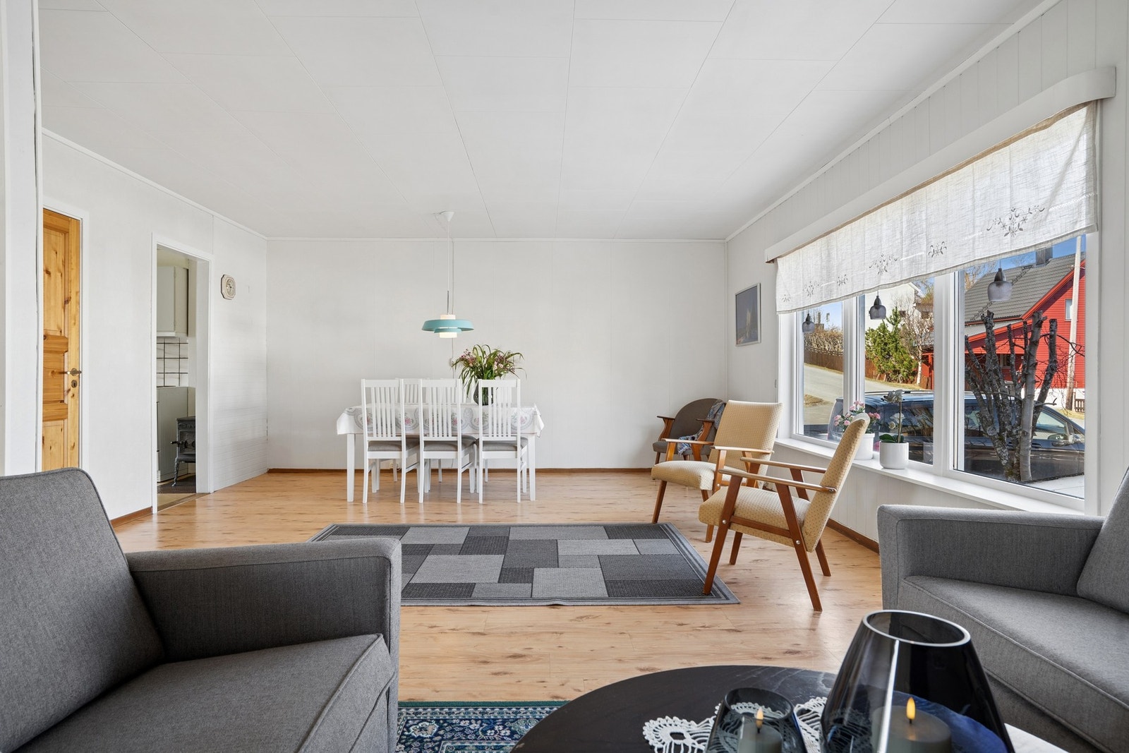 Gjennomgående planløsning mellom stue og spisestue skaper en åpen og sosial sone. Galleribilde