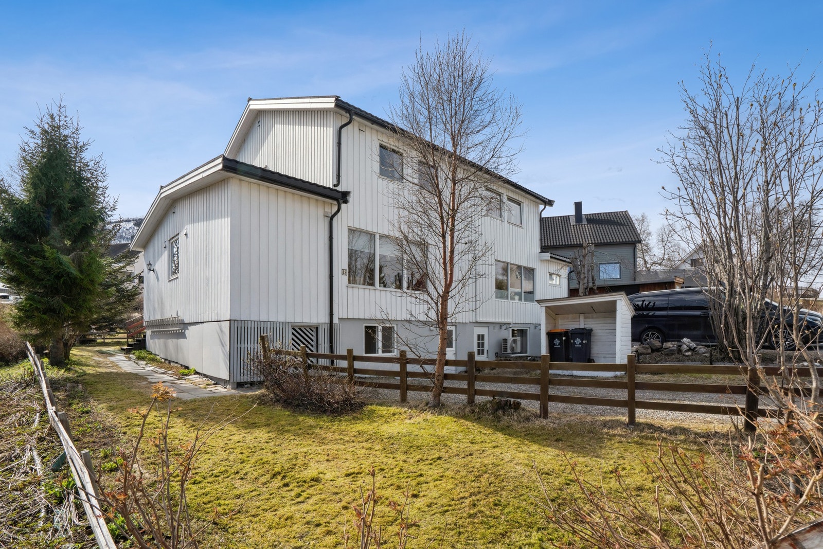 Boligen sett fra siden, med hage og adkomststi. Galleribilde