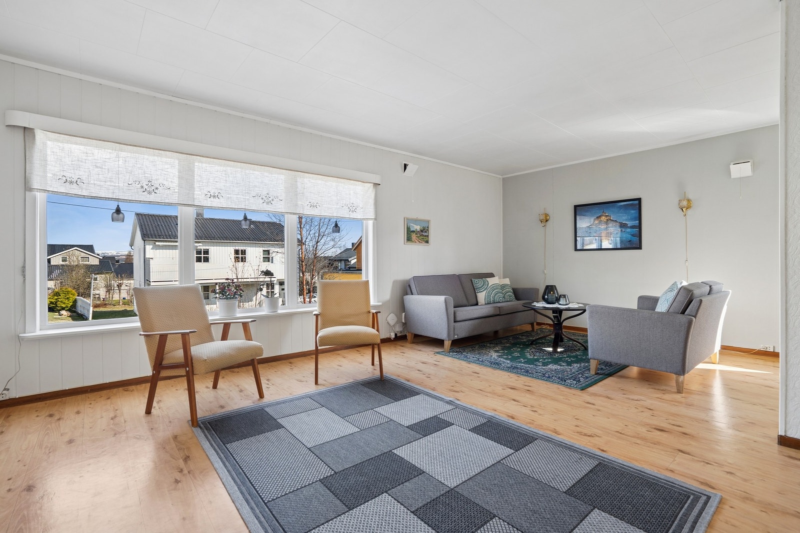 Et bredt vindu slipper inn rikelig med dagslys og gir utsyn over nabolaget. Galleribilde