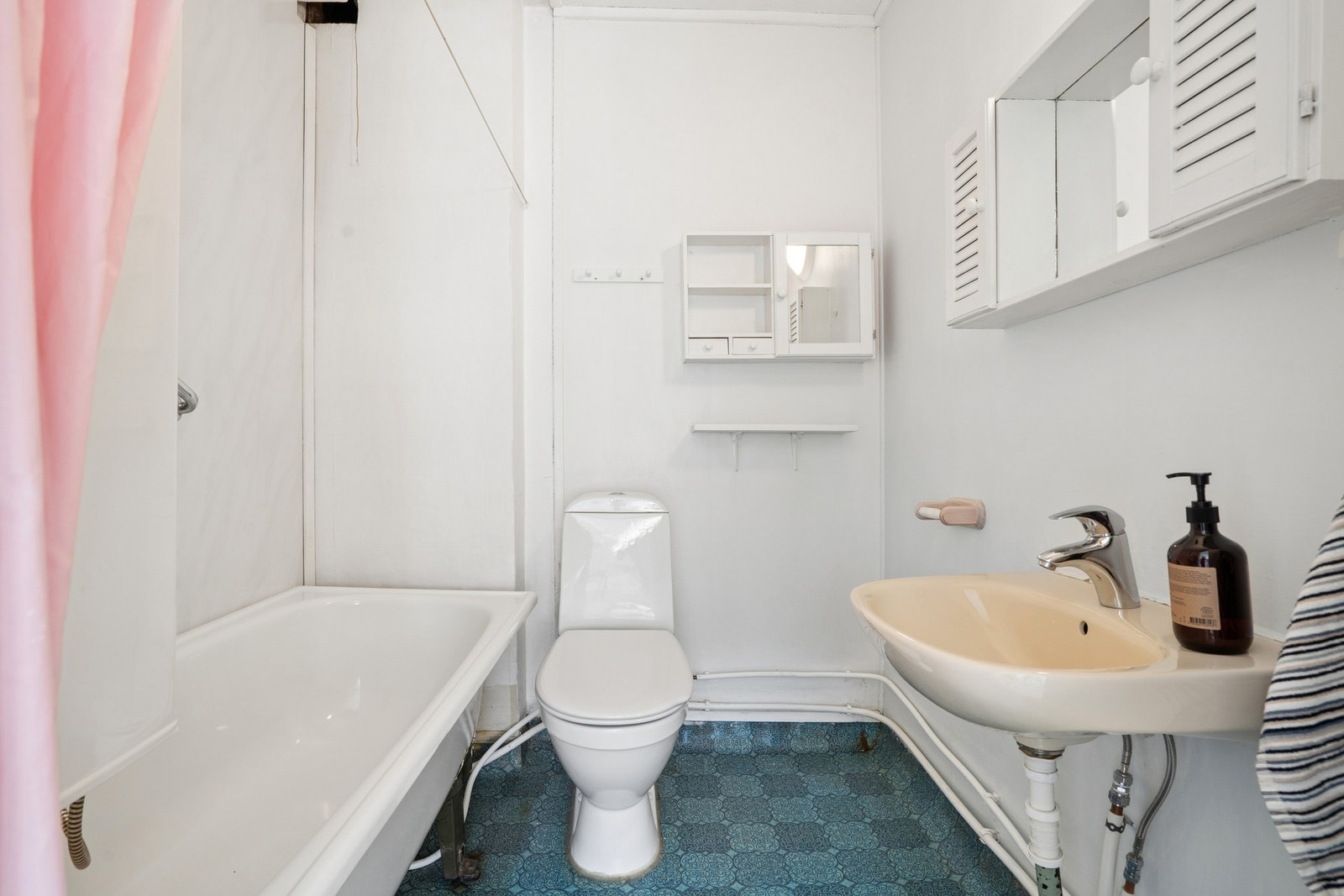 Badet i andre etasje er utstyrt med badekar, servant og toalett. Galleribilde