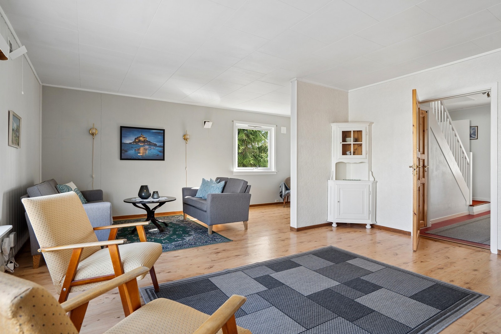 Fra stuen er det enkel tilgang til gangen og trapperommet. Galleribilde