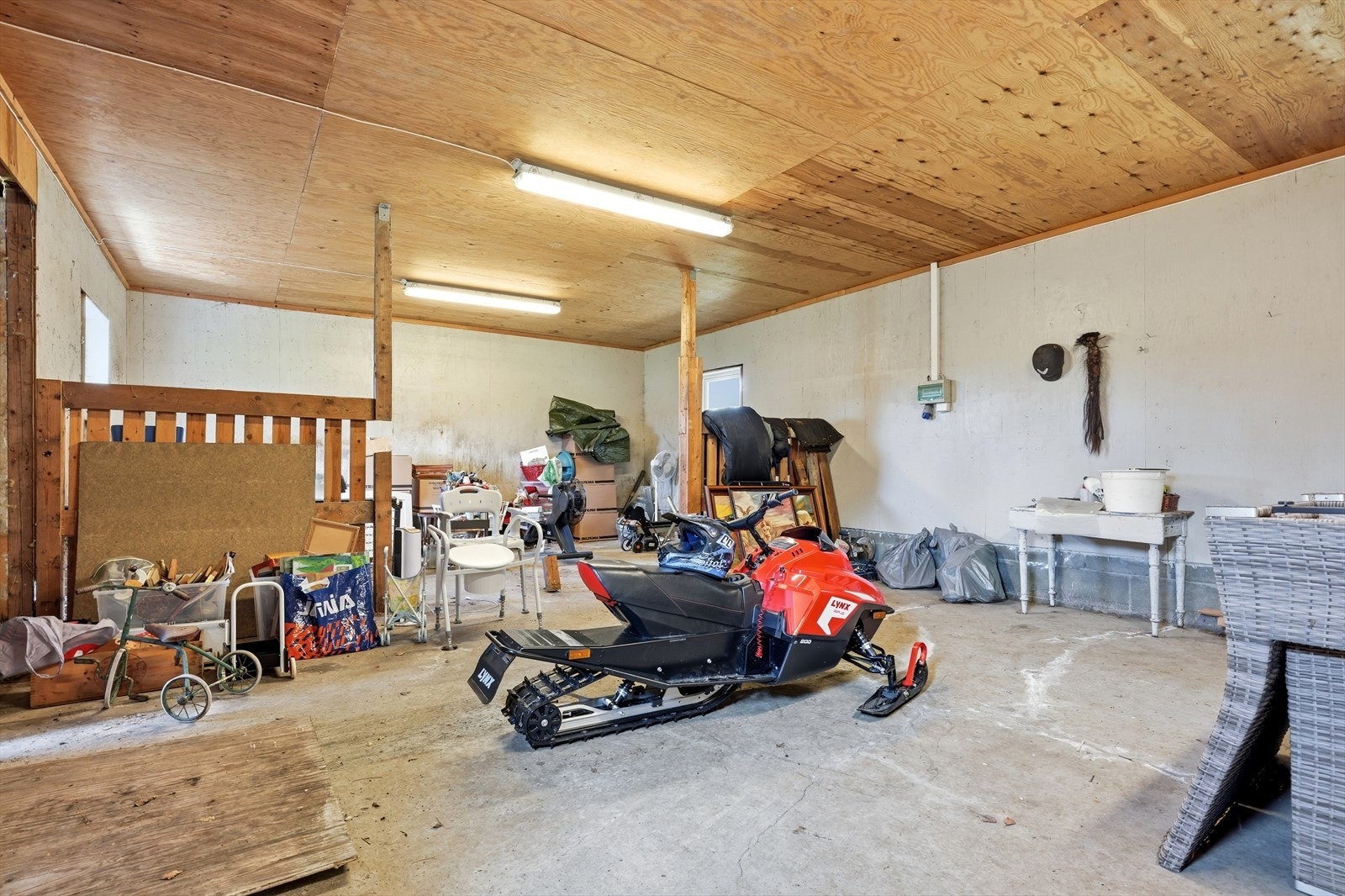 Innvendig i stallen. Galleribilde