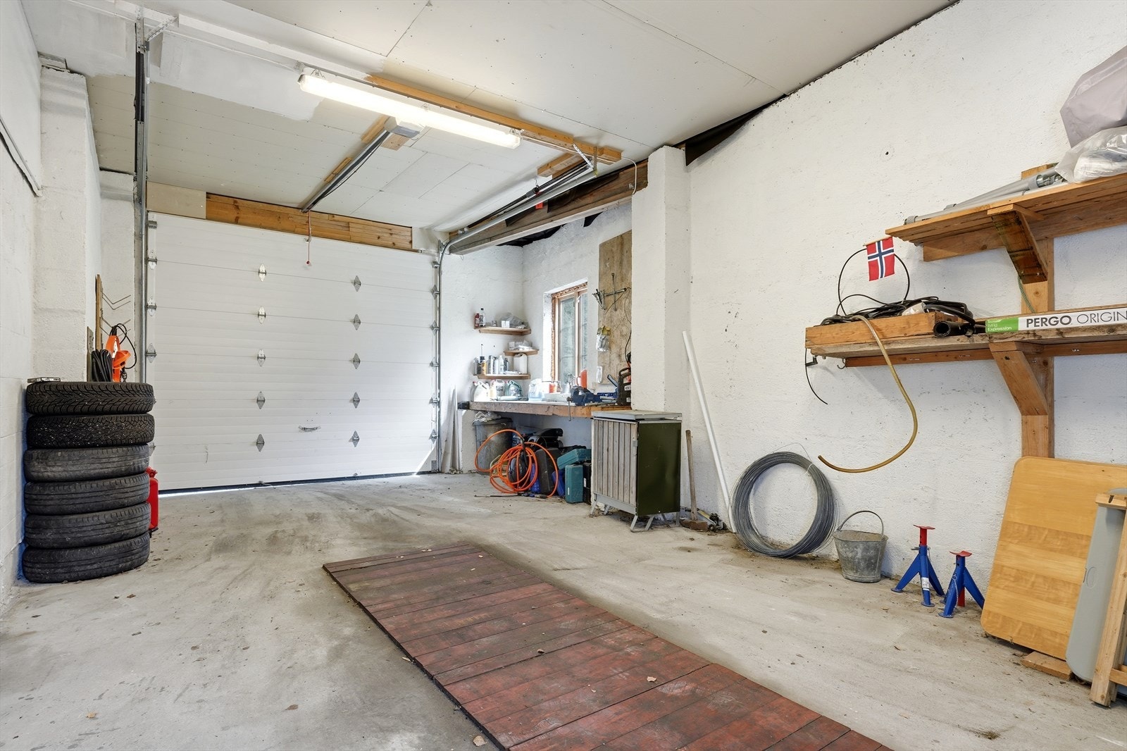 Garasjen inneholder også et hobbyrom/verksted. Galleribilde