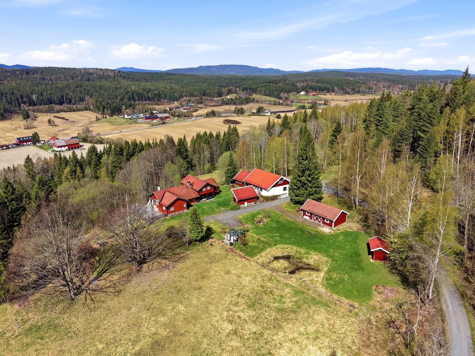 Eiendommen ligger høyt og fritt innerst i en privat blindvei. Eiendommen er 6 699 m2 noe som gir den ultimate småbrukfølelsen. Galleribilde