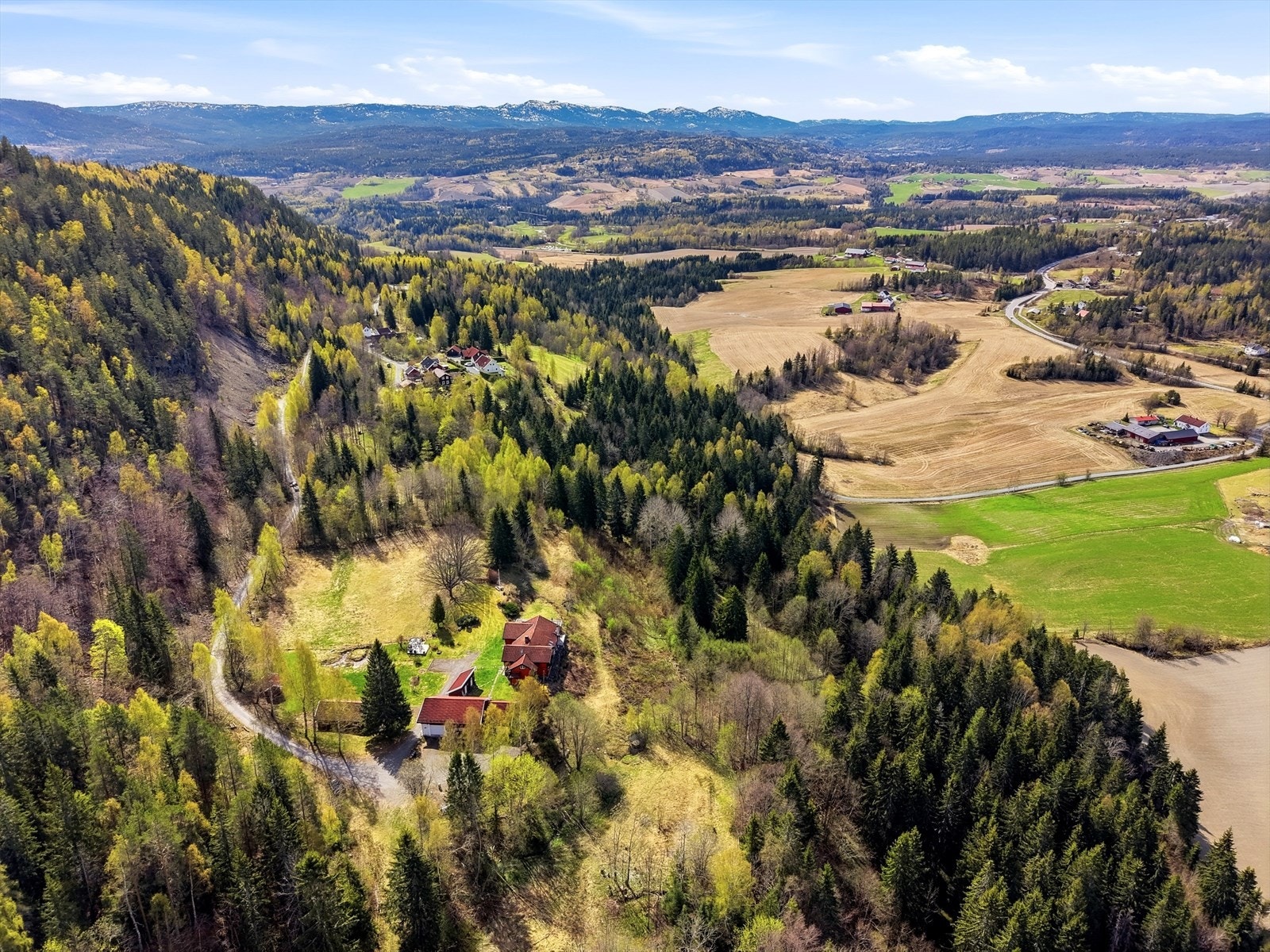 Eiendommen ligger landlig og meget pent til mellom Skollenborg og Krekling. Galleribilde