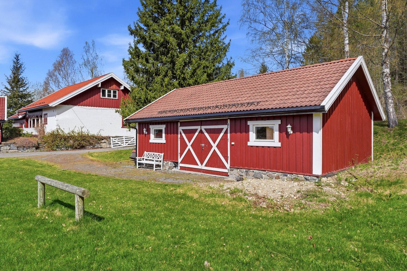 Stallbygningen ble oppført i 2010 som består av ett åpent rom. Galleribilde
