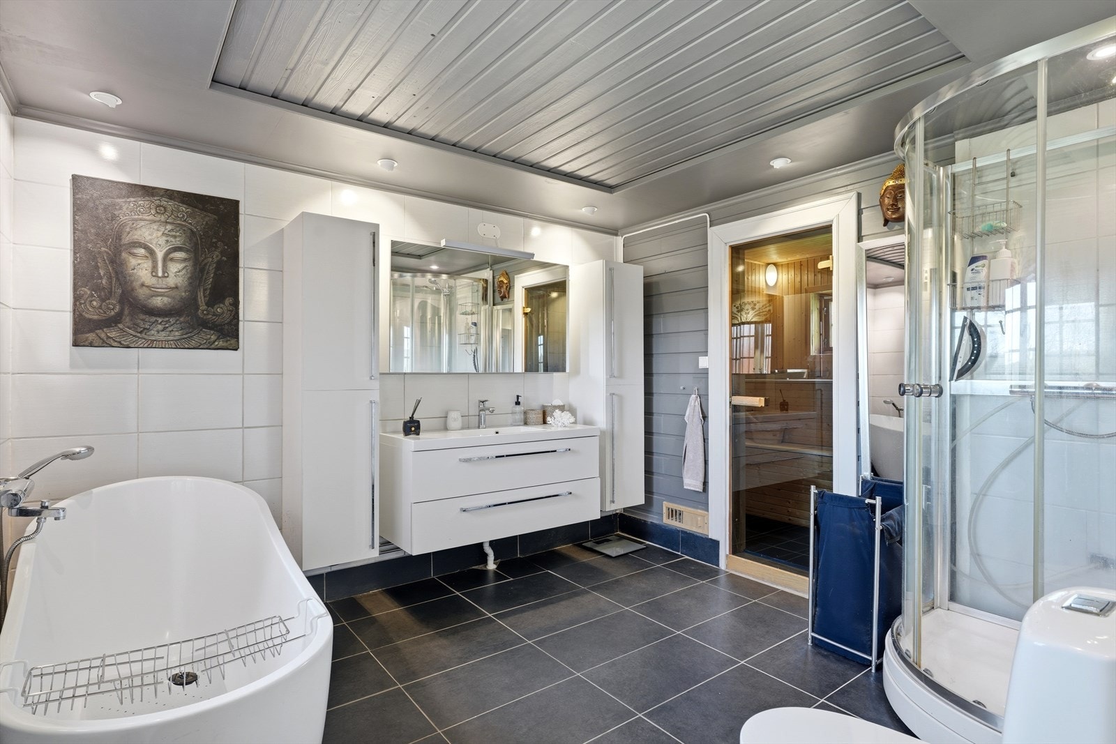 Badet har flislagt gulv med elektriske varmekabler og tilgang til en badstue. Galleribilde