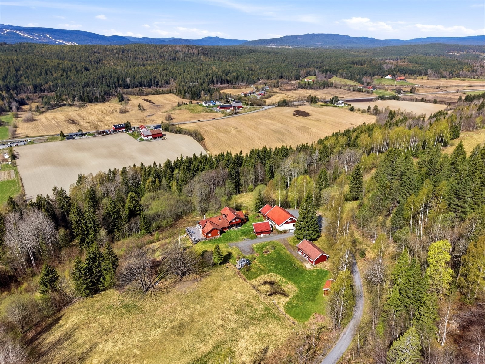 Eiendommen grenser til skog og dyrket mark, noe som forsterker den landlige følelsen. Galleribilde
