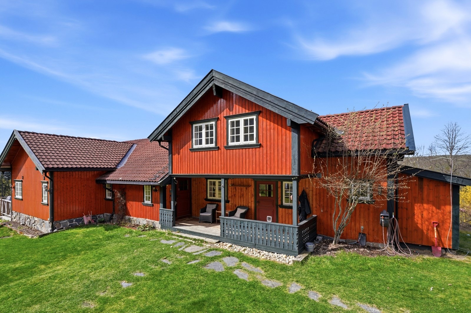 Ved inngangspartiet er det en dels takoverbygget terrasse på 13 m². Galleribilde