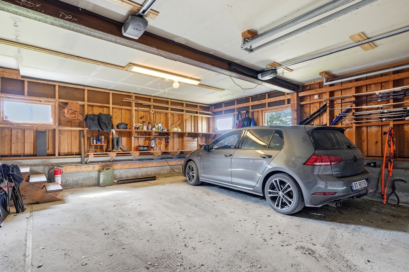 Innvendig er det god plass til parkering av biler og oppbevaring. Galleribilde