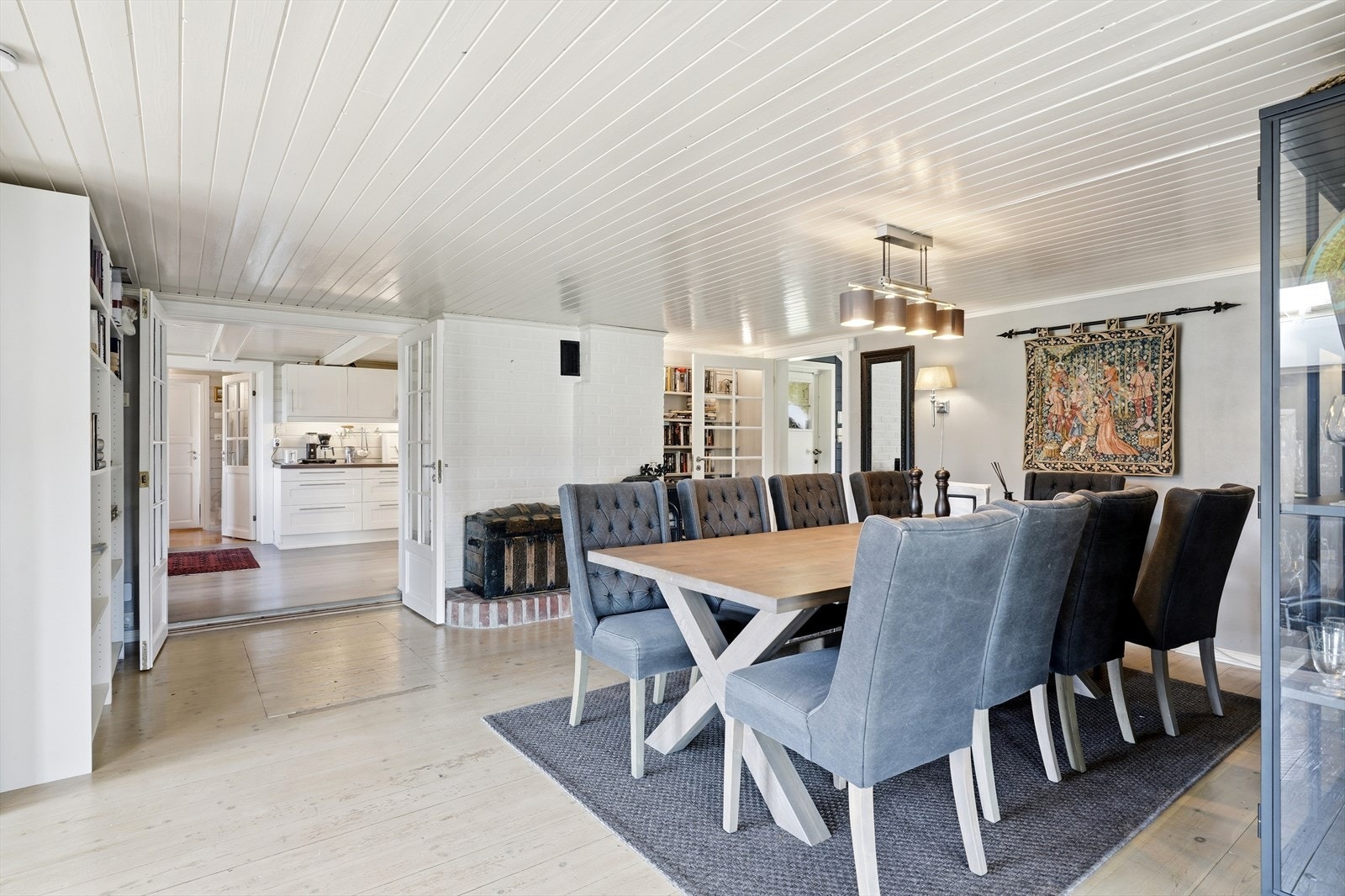Fra spisestuen er det doble dører inn til kjøkkenet. Det er også lem i gulvet ned til grovkjeller som man kan innlemme mer i selve rommet dersom man er en kreativ sjel. Galleribilde