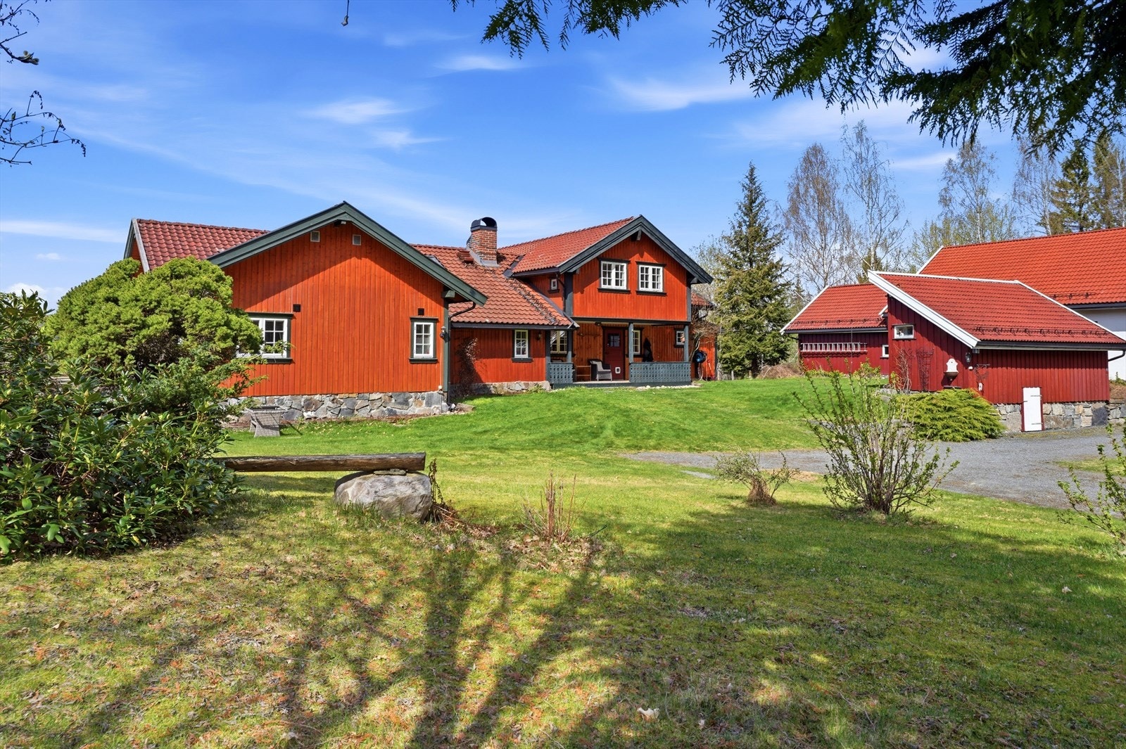 Tunet og uteområdene gir et godt inntrykk av eiendommens størrelse og muligheter. Galleribilde