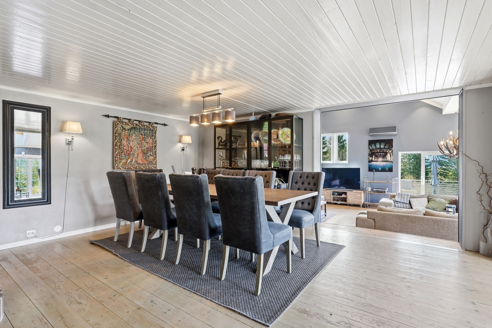 Spisestuen har god plass til langbord og er et sosialt midtpunkt i boligen. Galleribilde