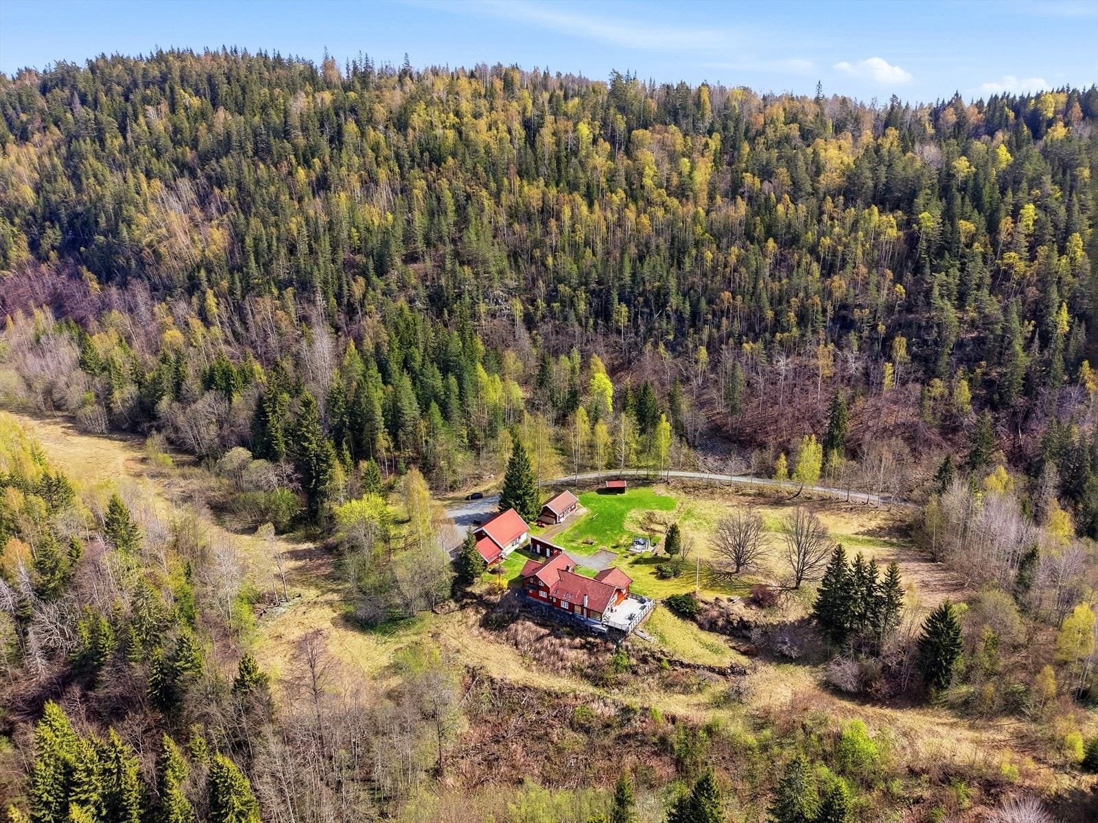 Eiendommen ligger fantastisk til med en usjenert beliggenhet i landlige omgivelser, kun 15 min fra Kongsberg sentrum. Galleribilde