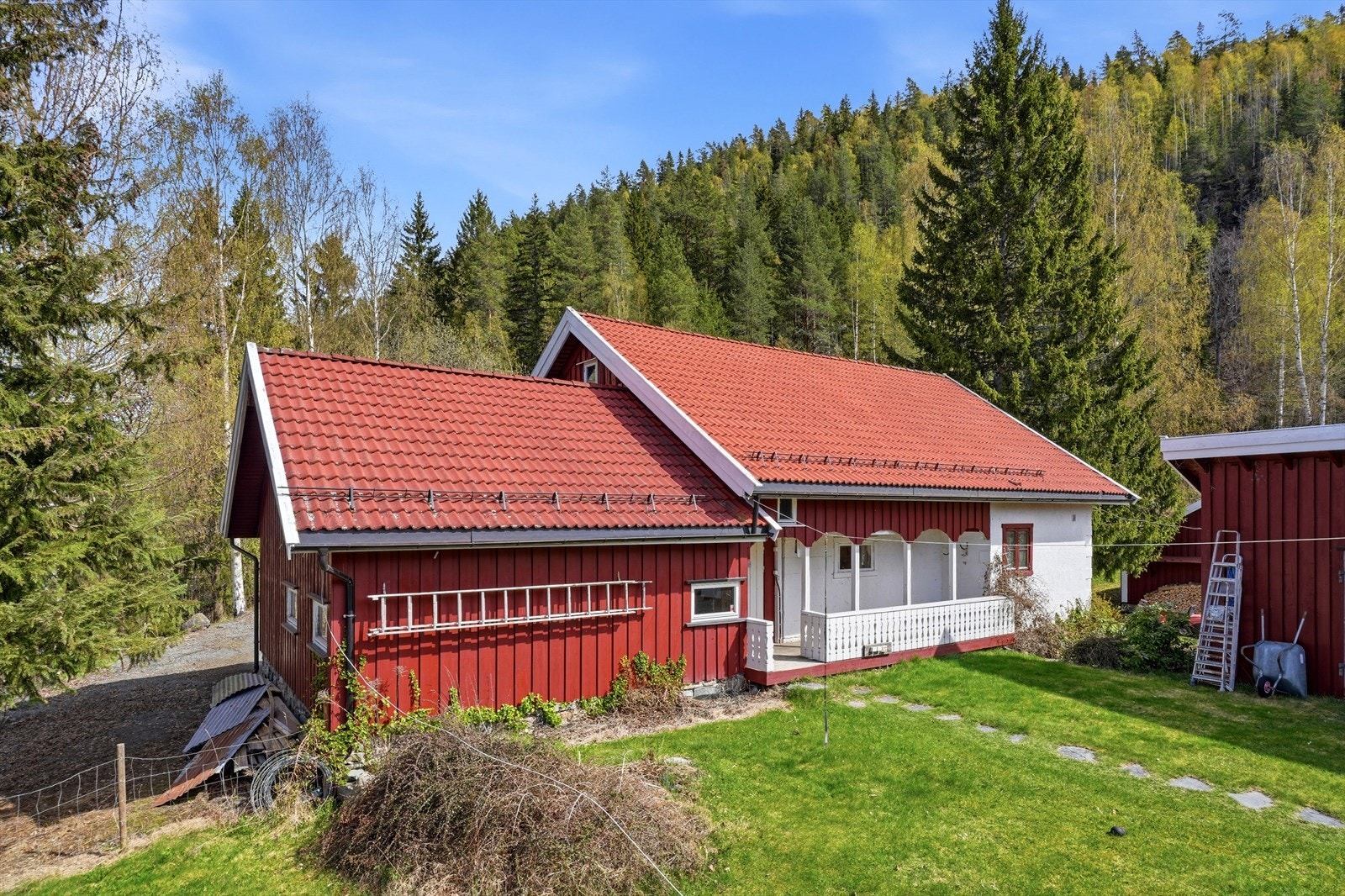 Garasje/uthus vendt mot eneboligen. Galleribilde