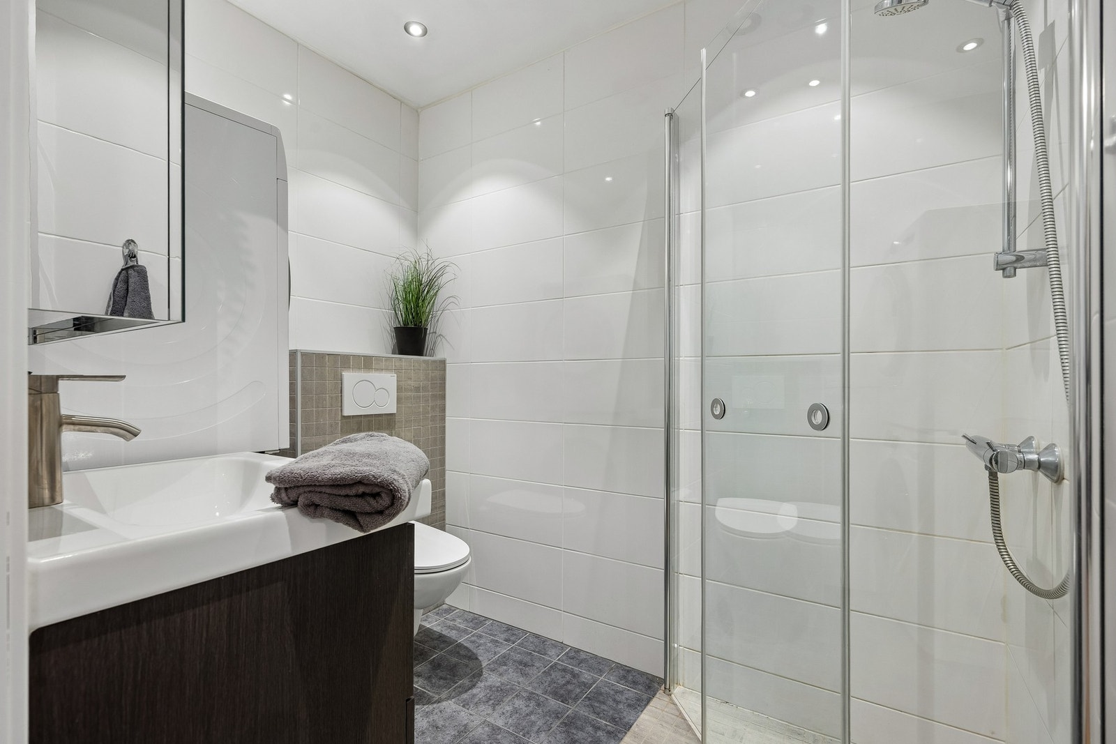 Badet har moderne uttrykk og praktiske løsninger. Galleribilde