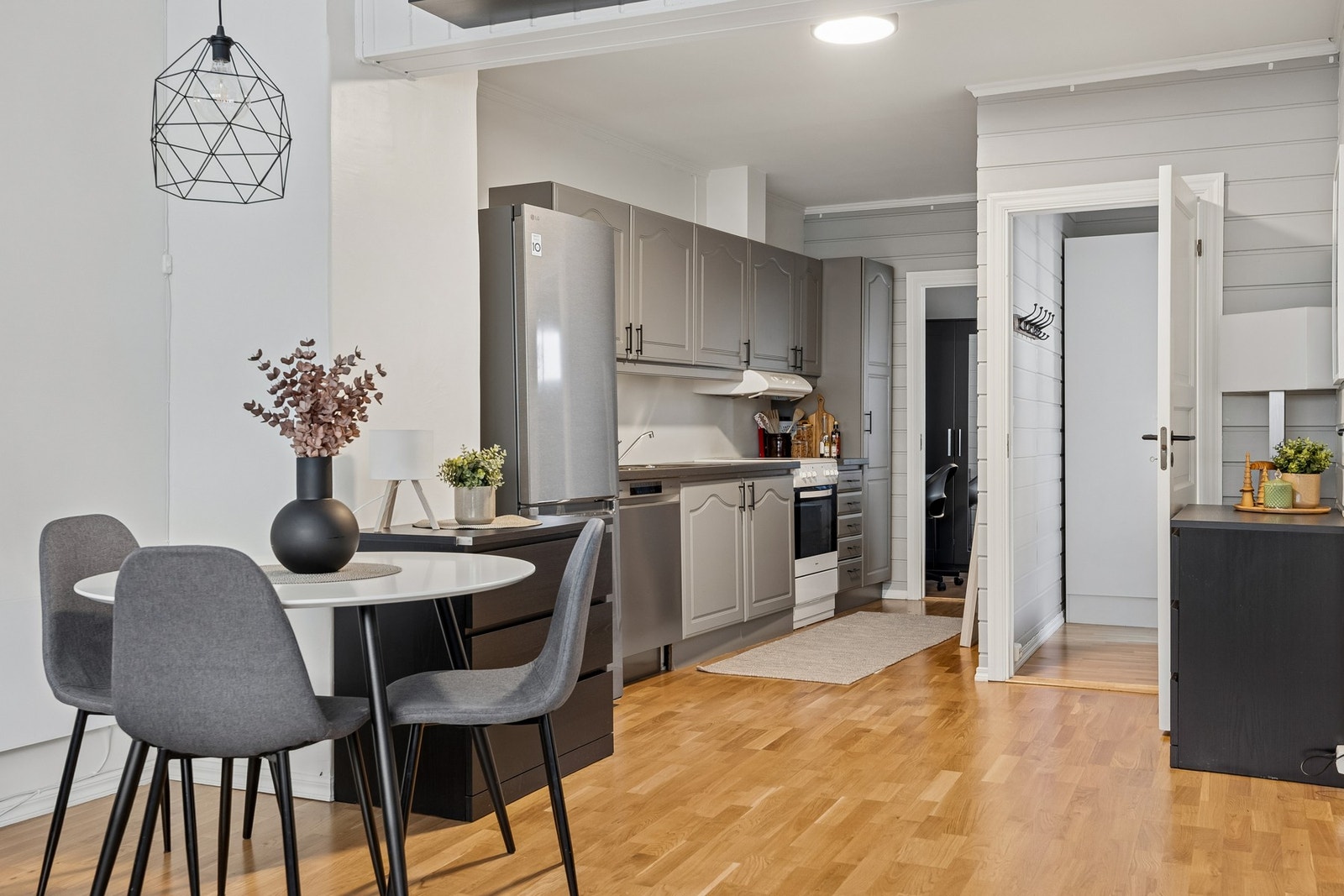 Stuen har en sosial planløsning som skaper naturlig plass til en spisegruppe. Galleribilde