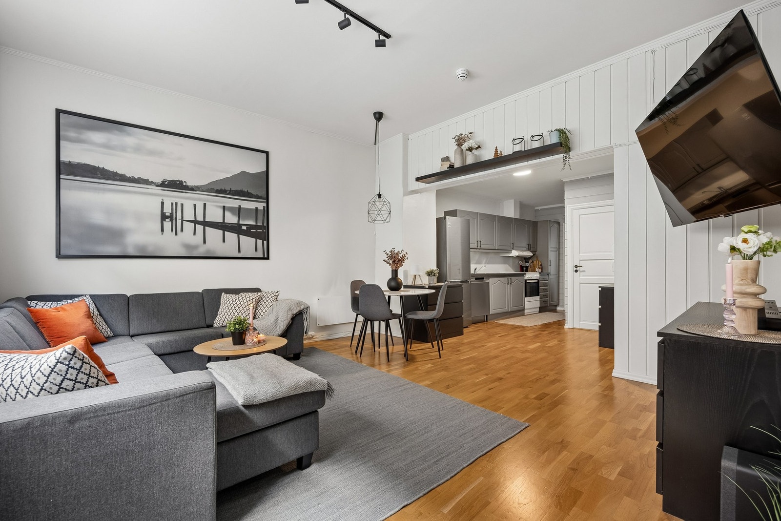En romslig stue med god plass til både spisegruppe og sofakrok. Galleribilde