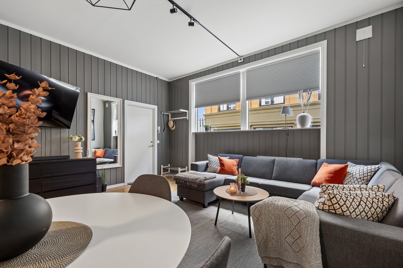 Rommet er malt i moderne farger med gode muligheter for å sette sitt personlig preg på leiligheten gjennom interiør. Galleribilde