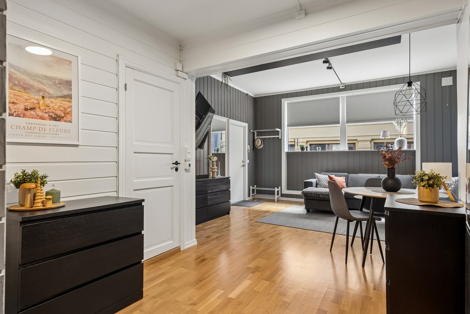 Fra boligen er det kort vei til restauranter, butikker og kollektivtransport. Galleribilde