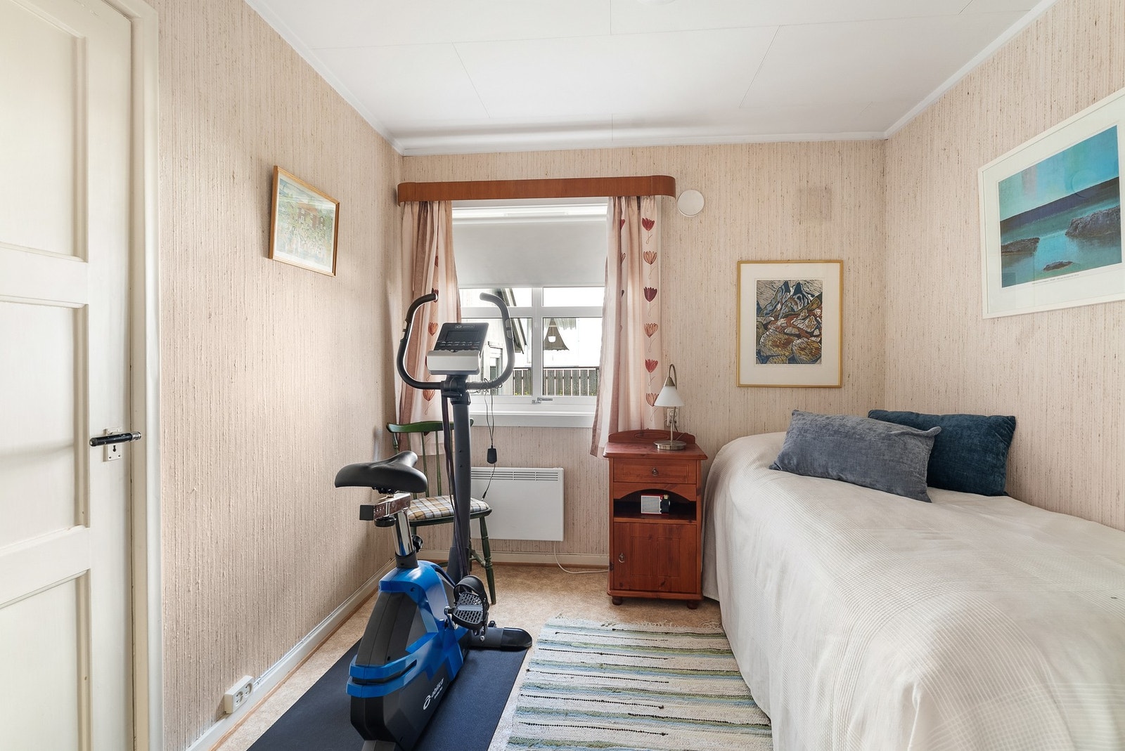 Det andre soverommet i utleiedelen har belegg på gulv og strie på vegger. Galleribilde