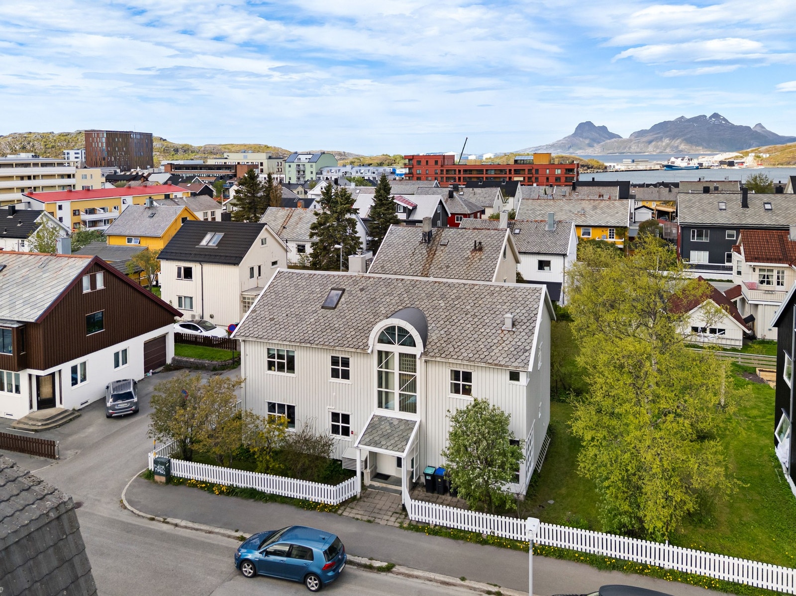 Eiendommen ligger i et etablert boligområde med gangavstand til sentrumskjernen. Galleribilde
