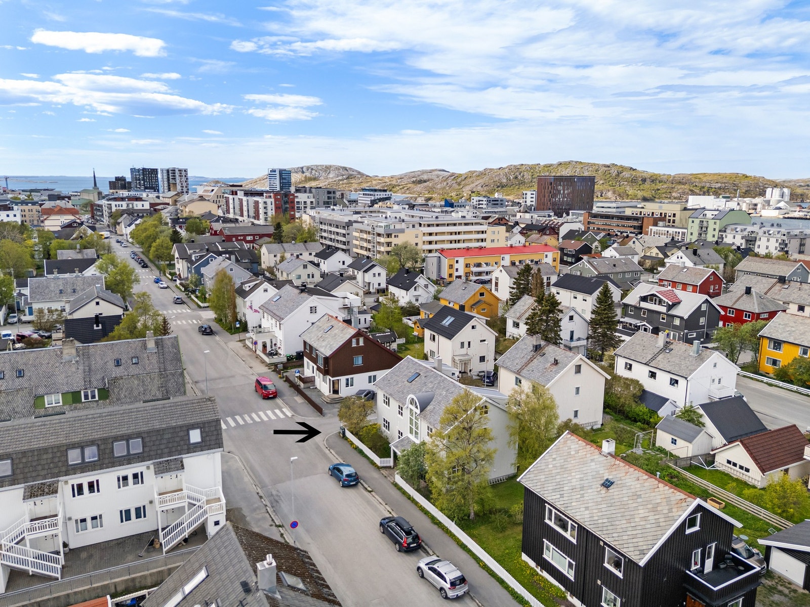 Innholdsrik enebolig med separat utleiedel og en svært sentral beliggenhet i Bodø. Galleribilde