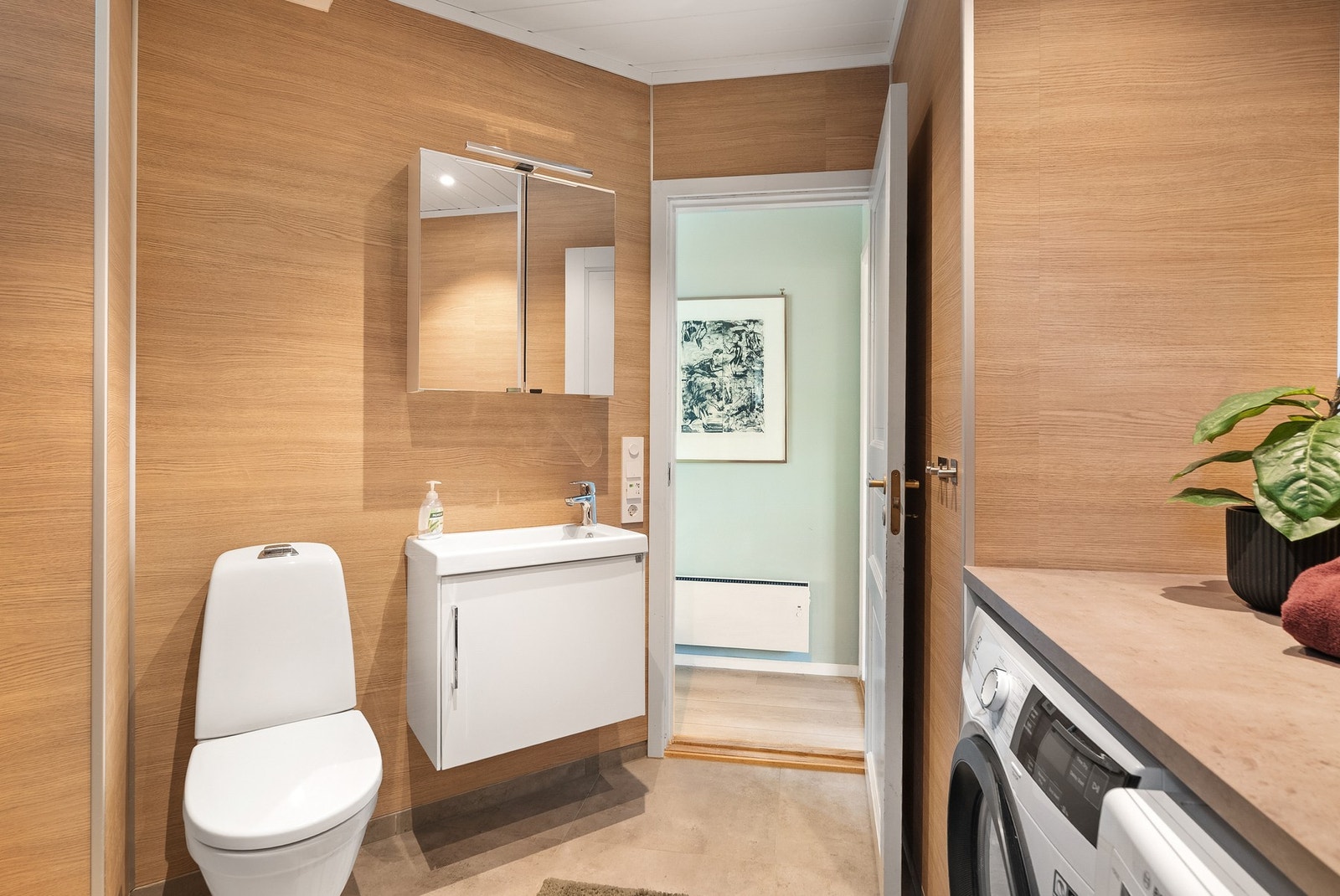 Rommet er også utstyrt med WC, dusjkabinett og servant i innredning. Galleribilde