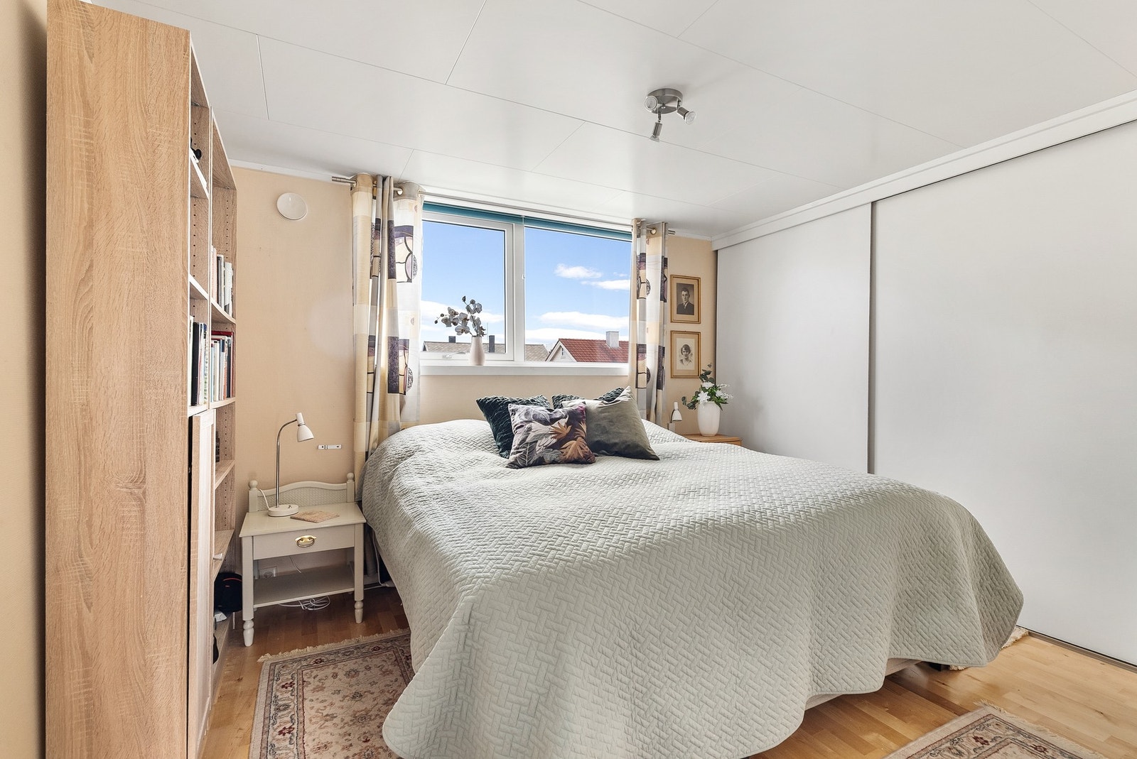 Hovedsoverommet i andre etasje har en romslig skyvedørsgarderobe med innredning. Galleribilde