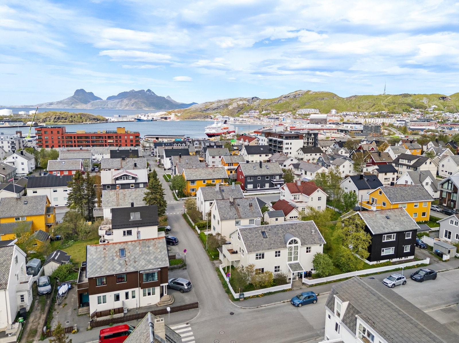 Fra eiendommen er det kort vei til Rønvikfjellet og startpunktet for turen til Keiservarden. Galleribilde