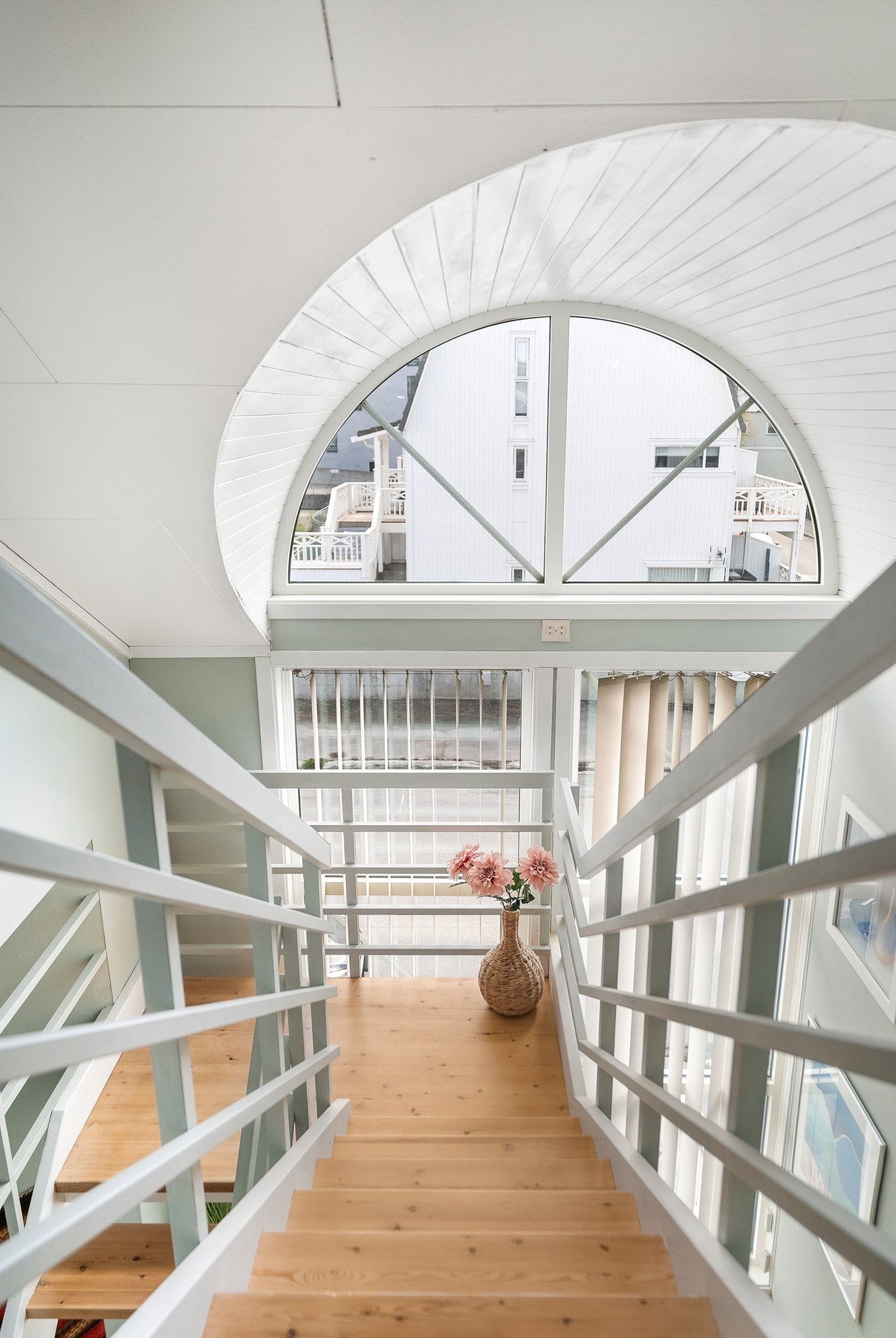 Hovedtrappen har furutrinn og forbinder første og andre etasje. Galleribilde