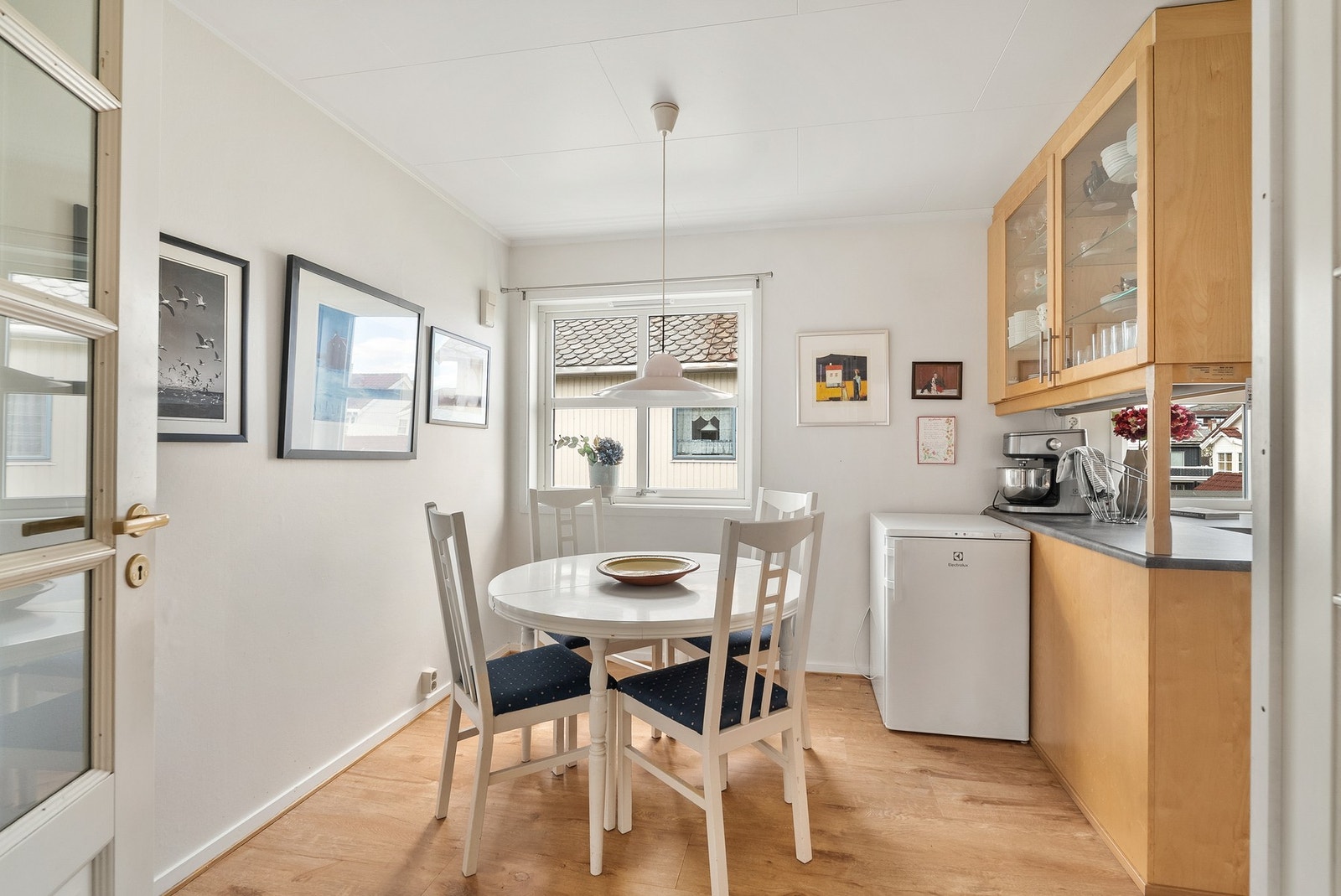 Kjøkkenet har en egen spiseplass ved vinduet. Galleribilde