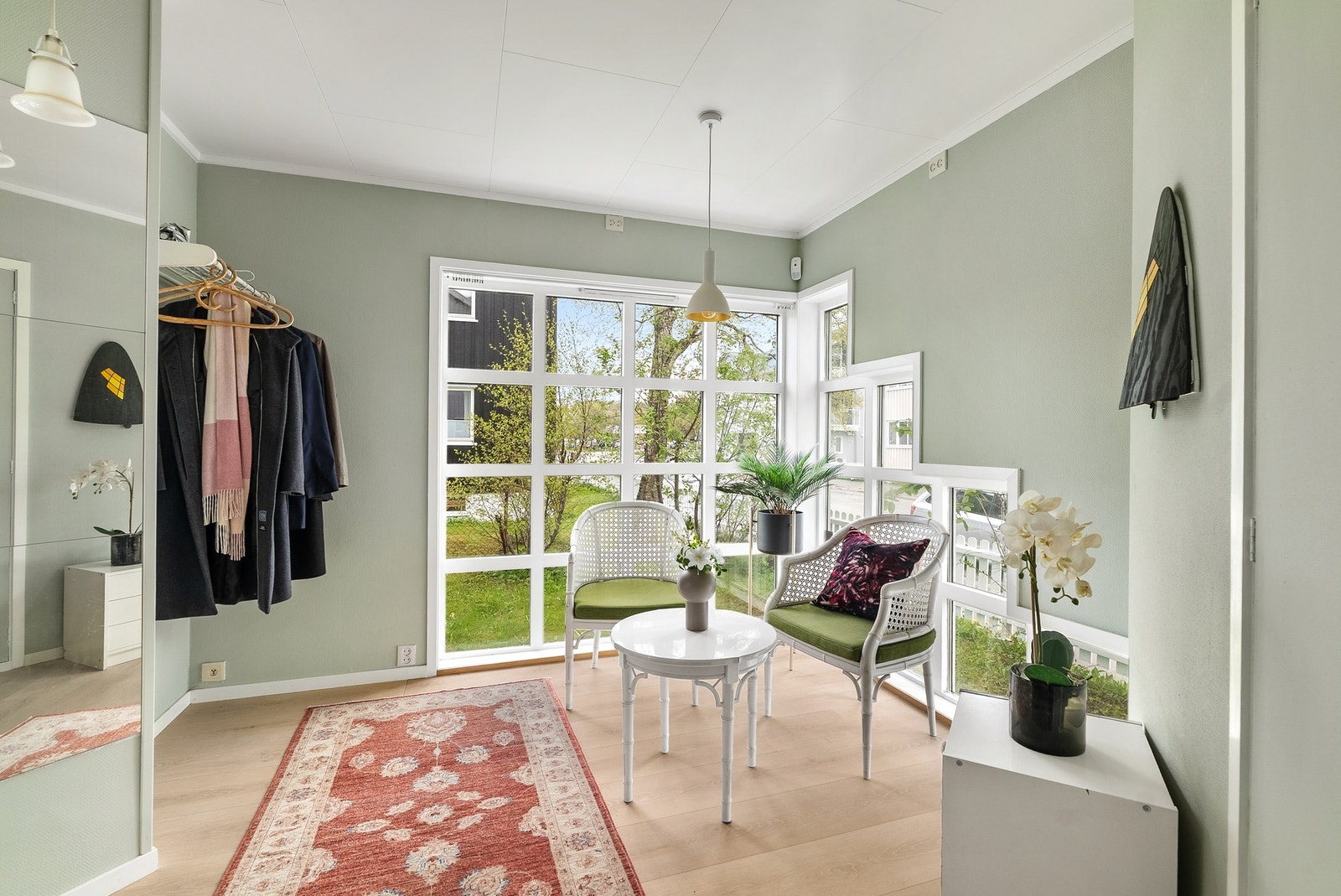 Store vindusflater i inngangspartiet gir godt med dagslys. Galleribilde