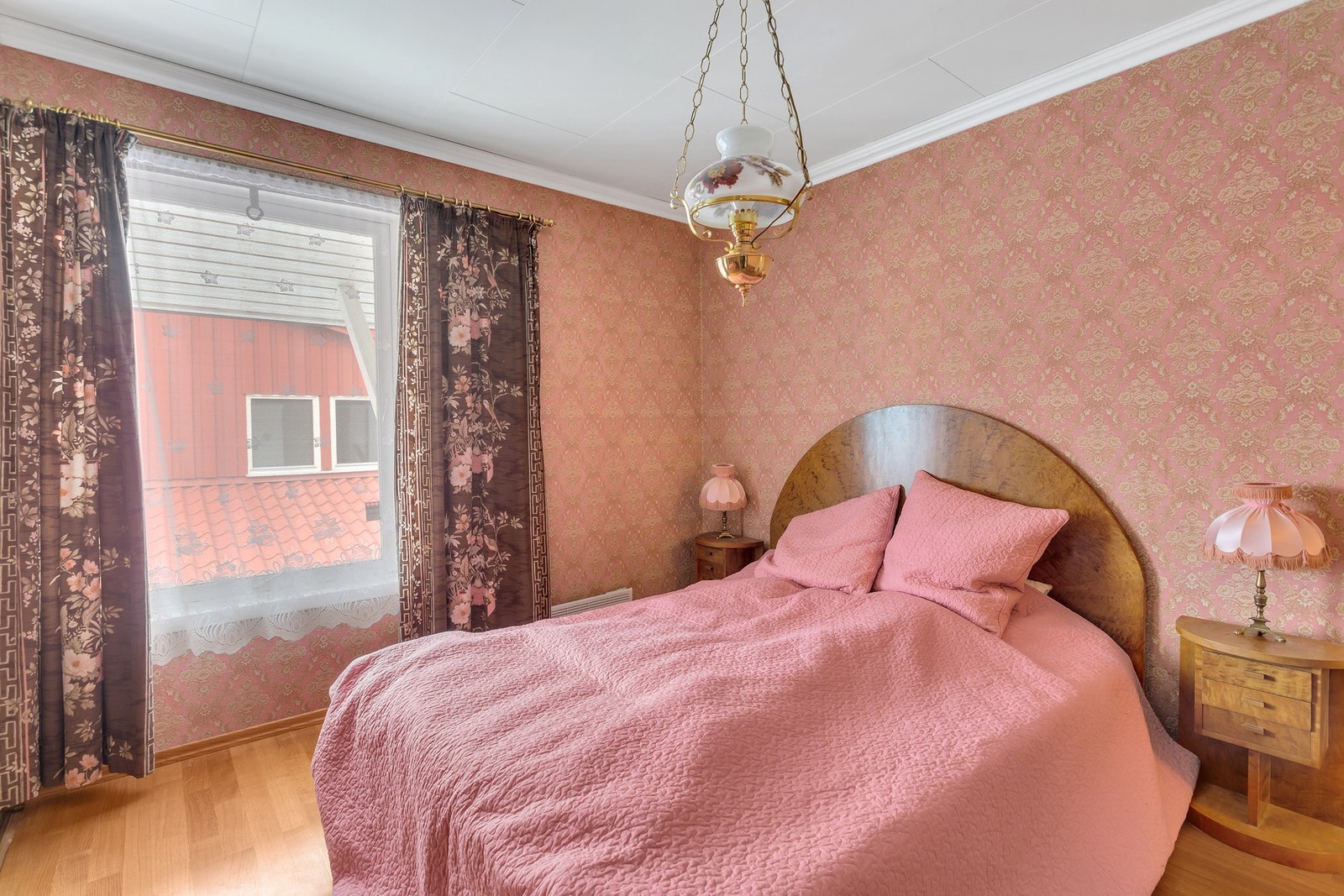Det er 2 soverom i 1.etasje. Galleribilde