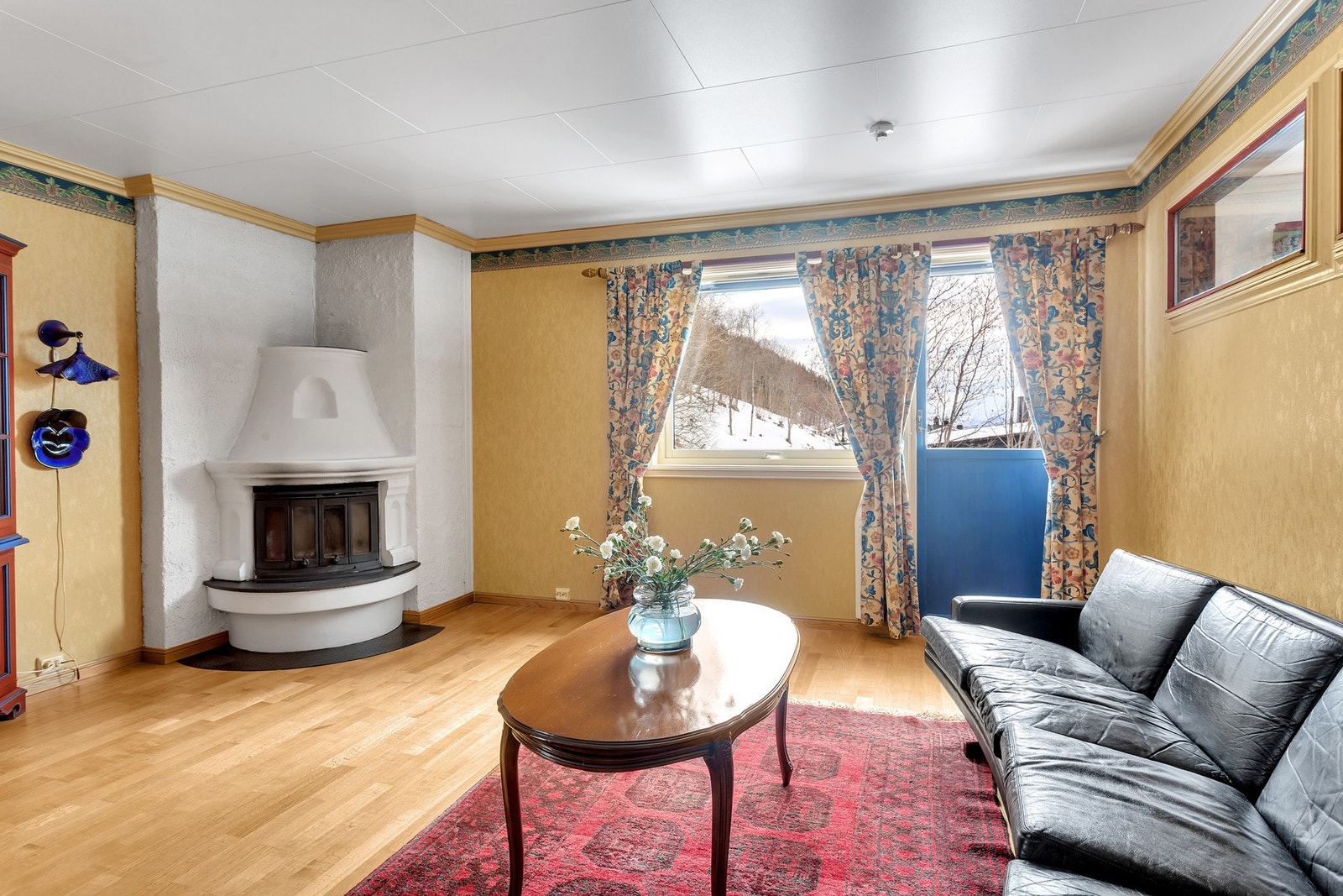 Koselig spisestue med peis. Galleribilde