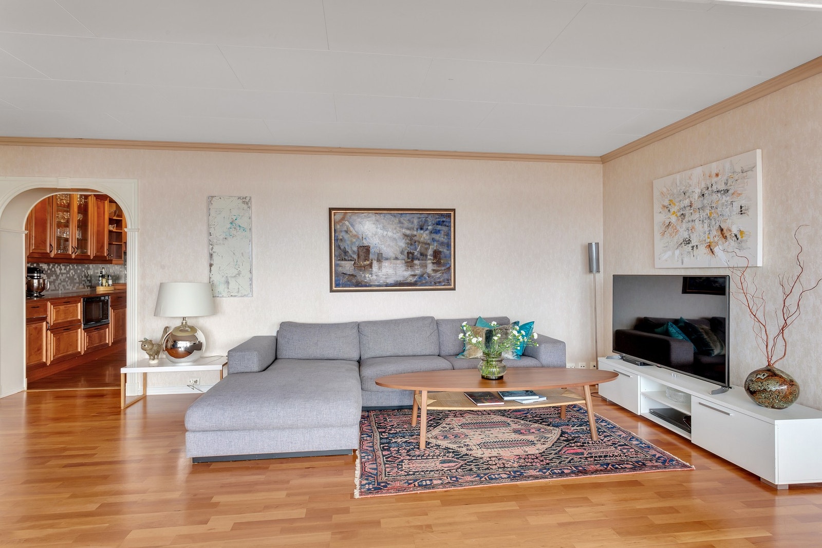 Romslig stue i u.etg. Galleribilde