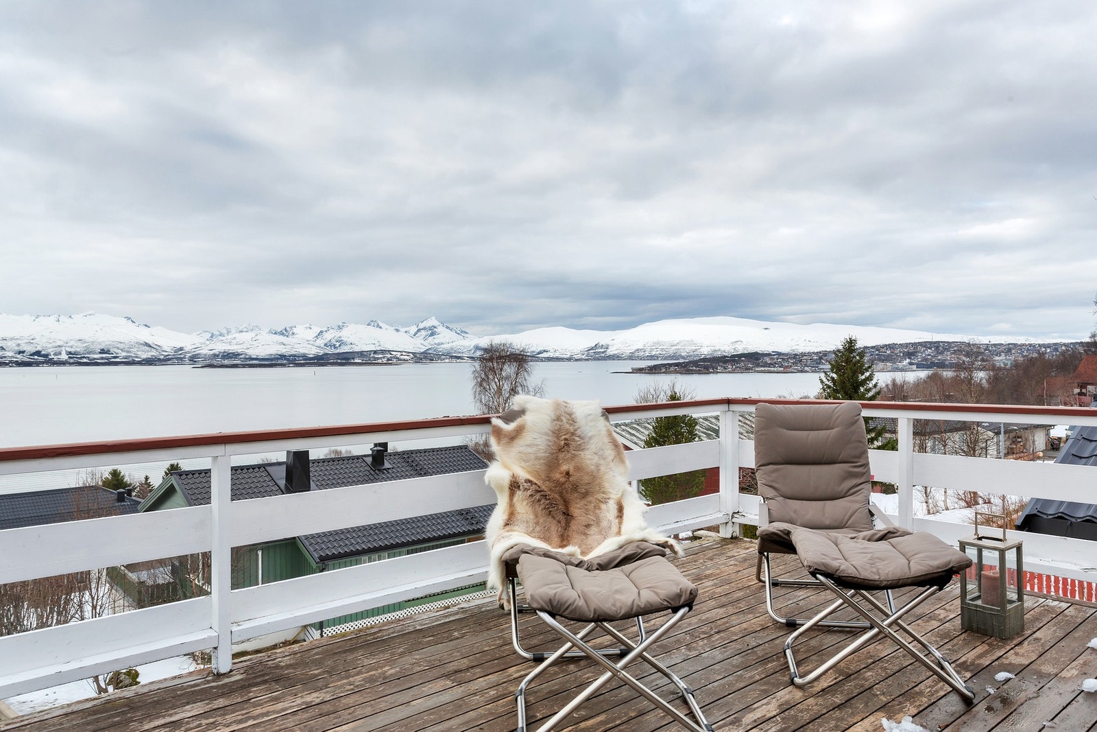 Utsikt fra terrasse i 1.etg mot Kvaløya og Tromsøya. Galleribilde