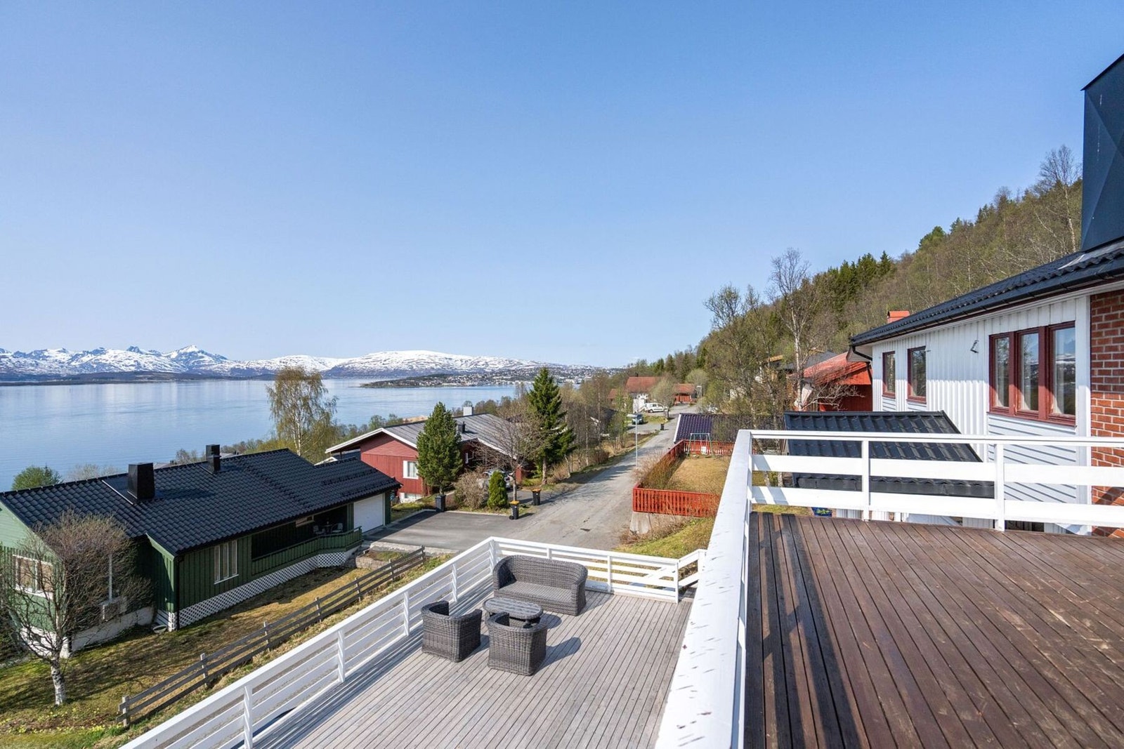 Utsikt fra terrasse i 1.etasje mot Kvaløya og Tromsøya. Galleribilde