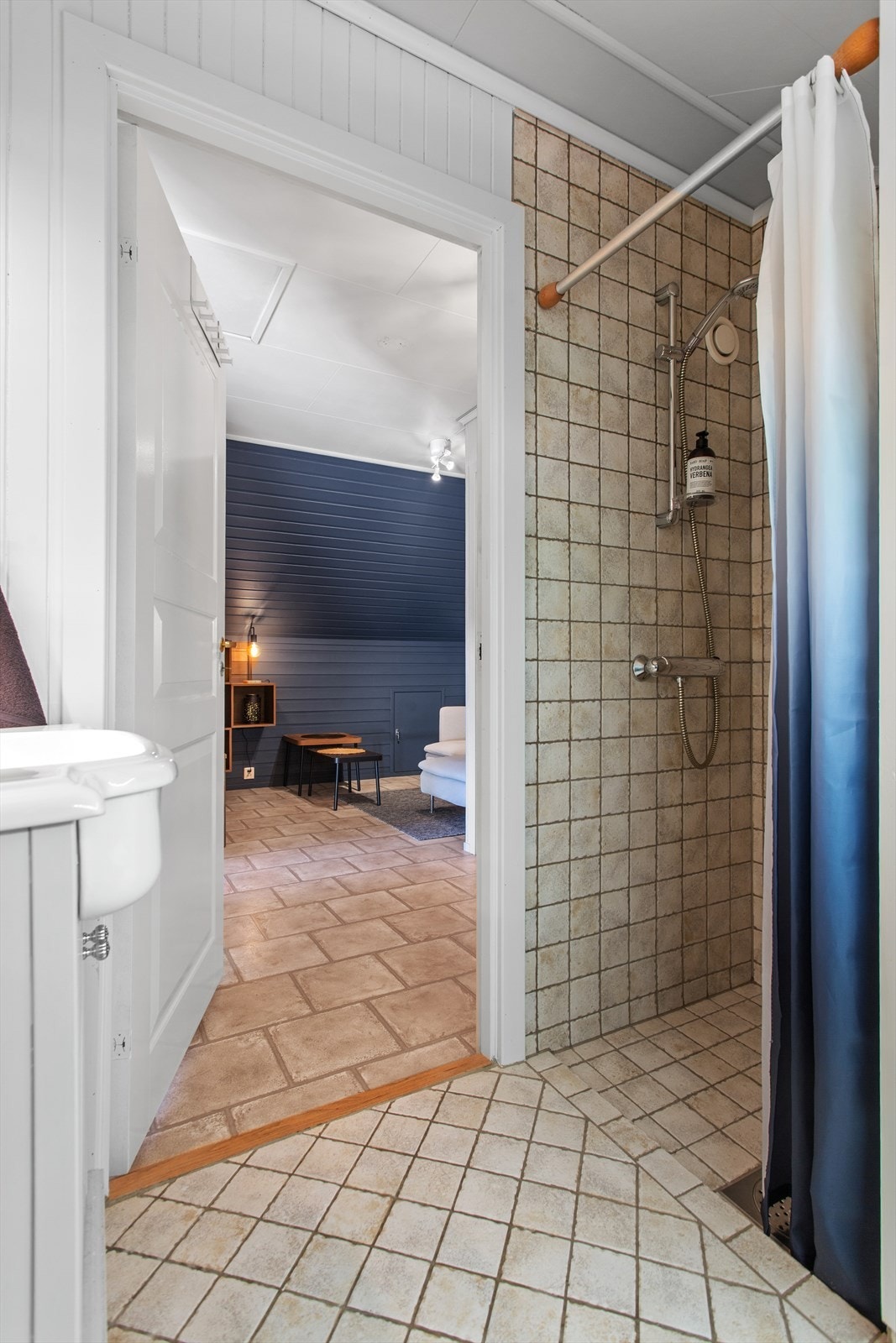 Badet har helfliset dusjnisje Galleribilde