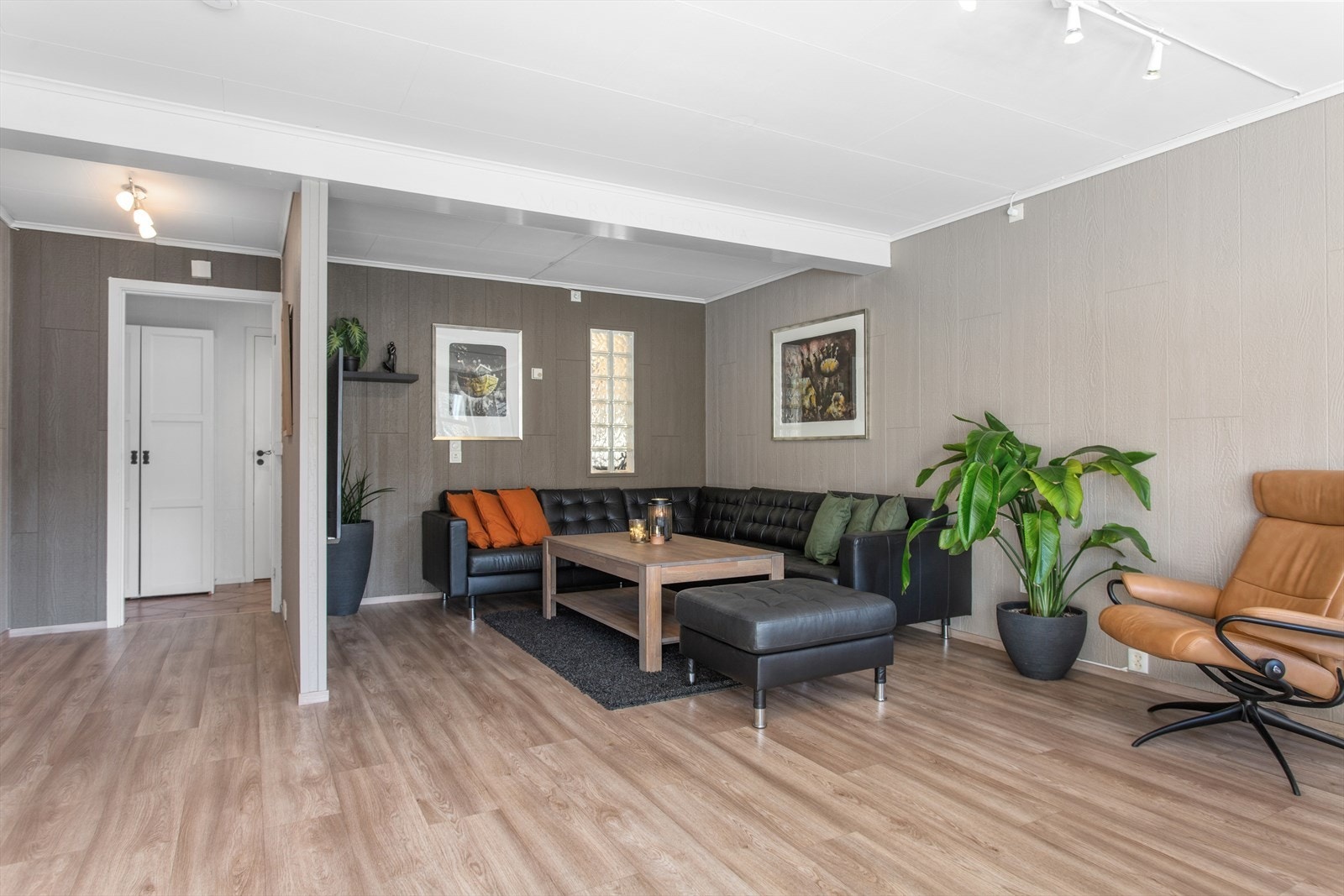 Boligens stue er hele 33 m² Galleribilde