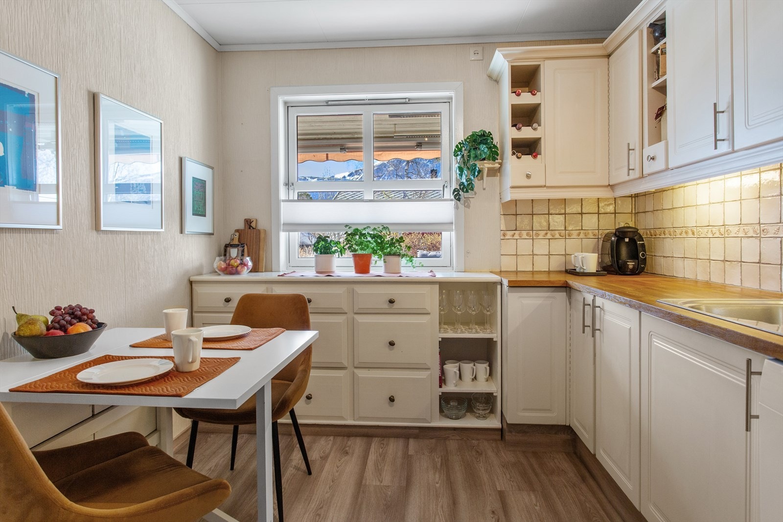 Kjøkkenet har plass for et lite frokostbord Galleribilde