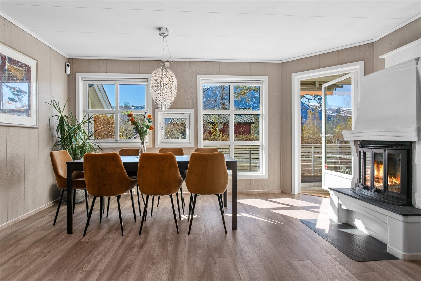 Spisestue med utgang til terrasse Galleribilde