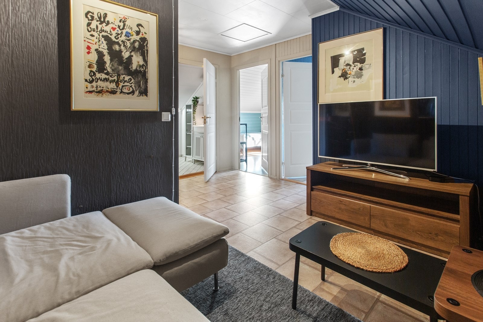 Fra loftstue mot etasjens bad og to soverom Galleribilde